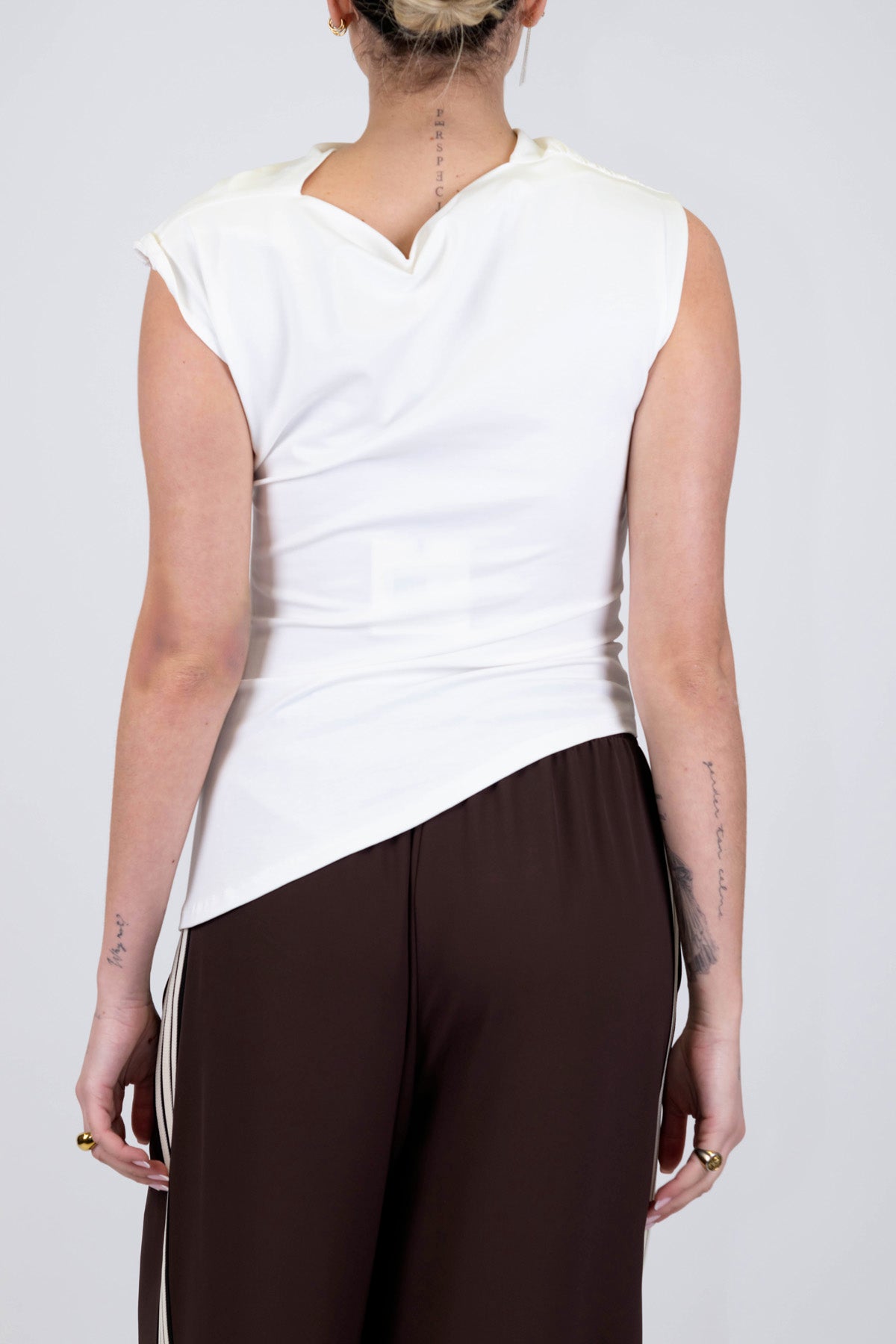 Tensione in - T-shirt con scollo drappeggiato