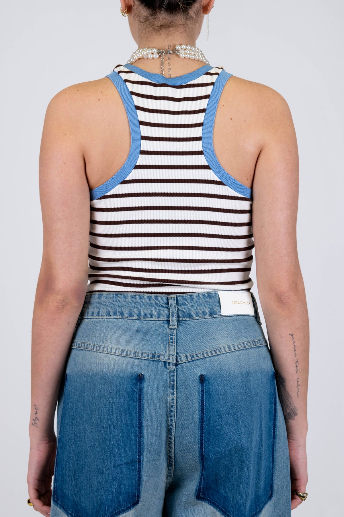 Tensione in - Canotta a righe con profilo a contrasto e collana