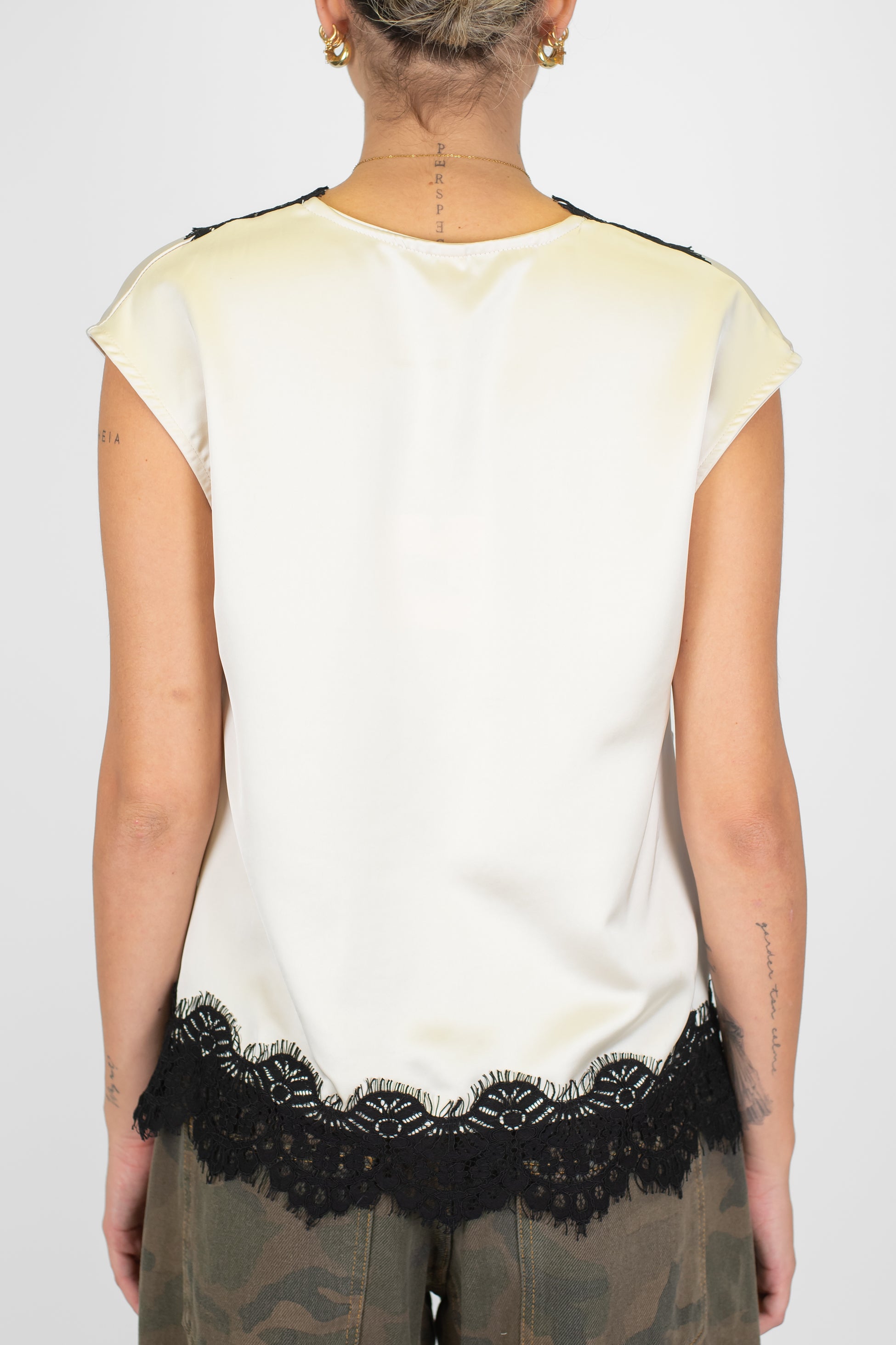 Tensione in - Blusa mezzamanica scollo a V in satin con orli in pizzo