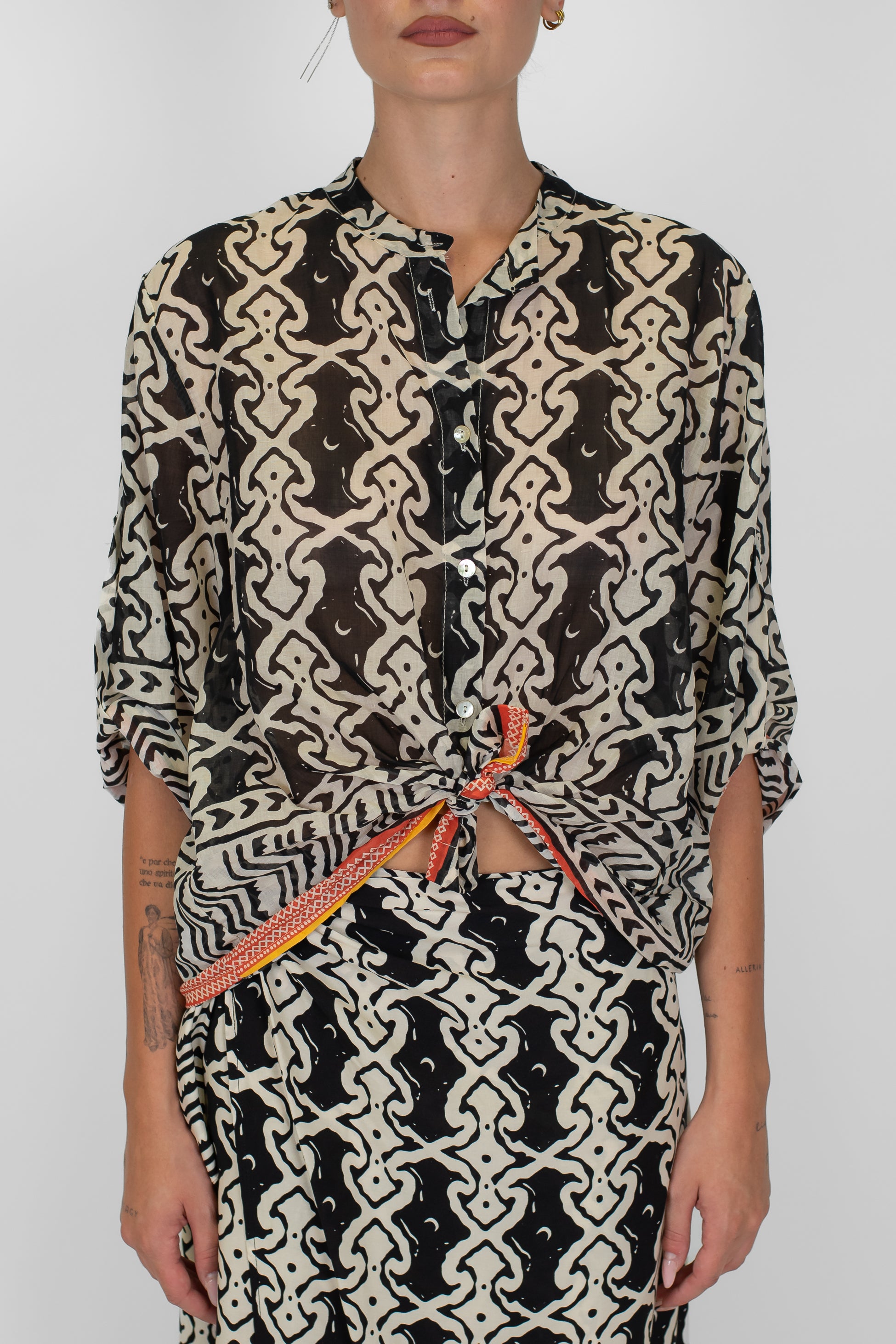 Haveone - Camicia crop fantasia astratta in viscosa con fondo a contrasto