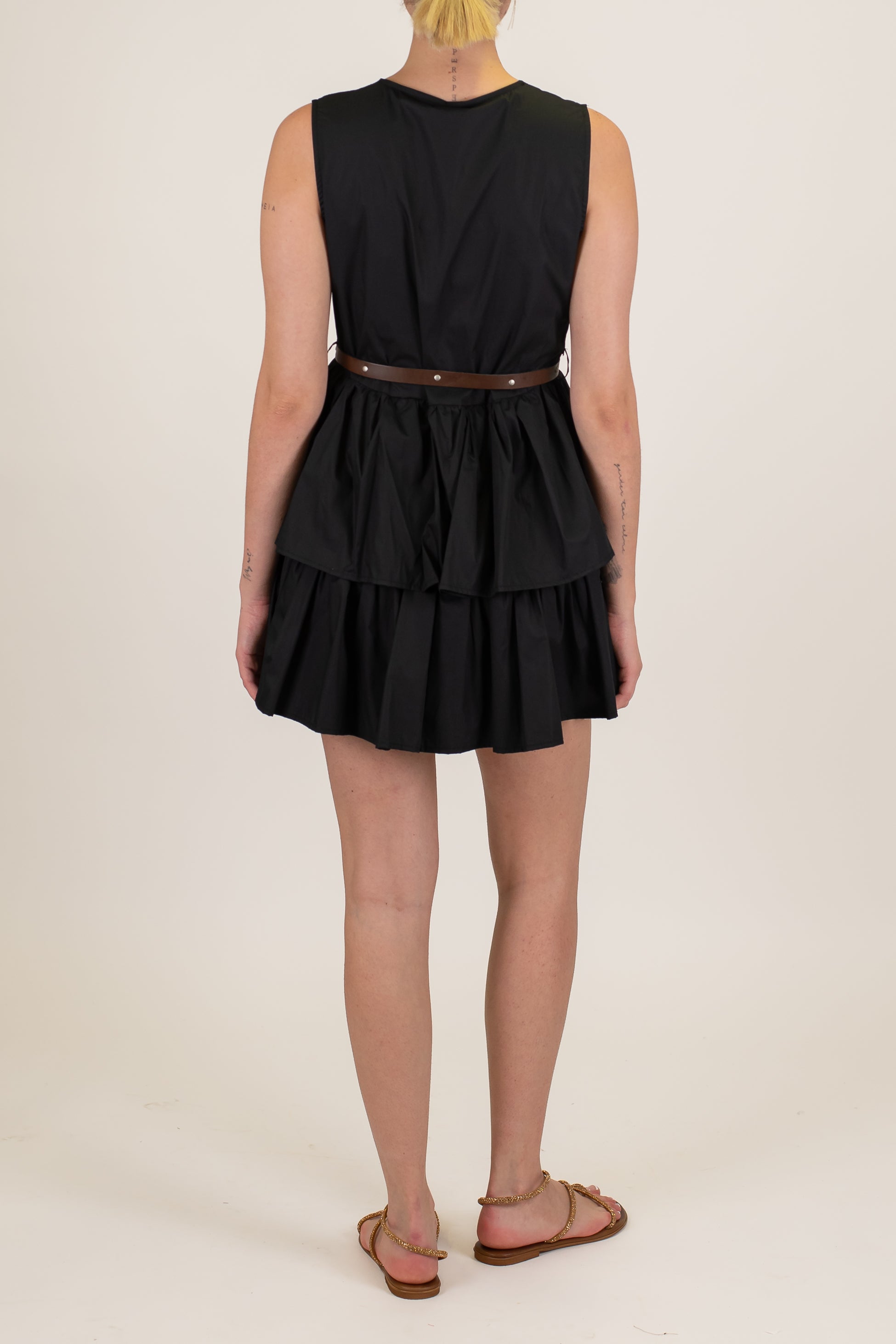 Tensione in - Abito corto giromaniche con balze e chiusura con bottoni