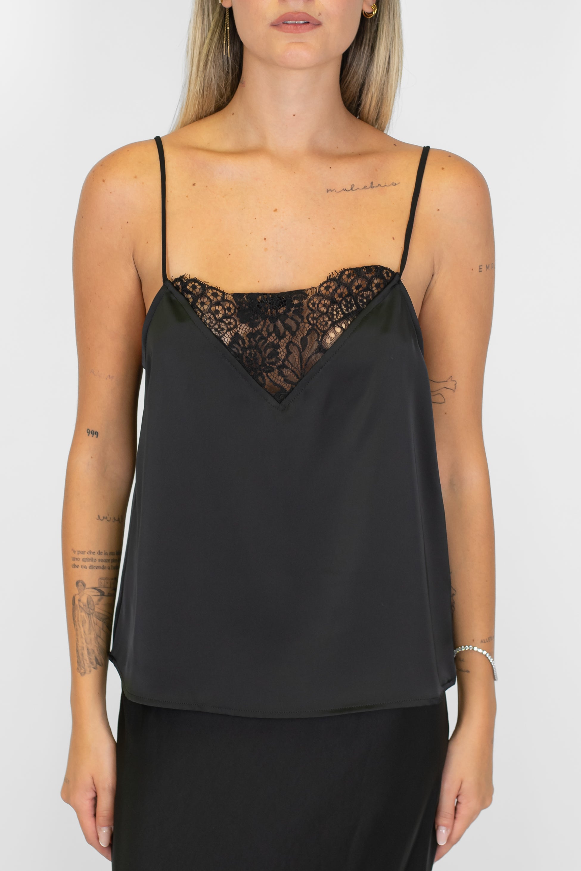 Tensione in -Top in satin con bretelline e scollo in pizzo