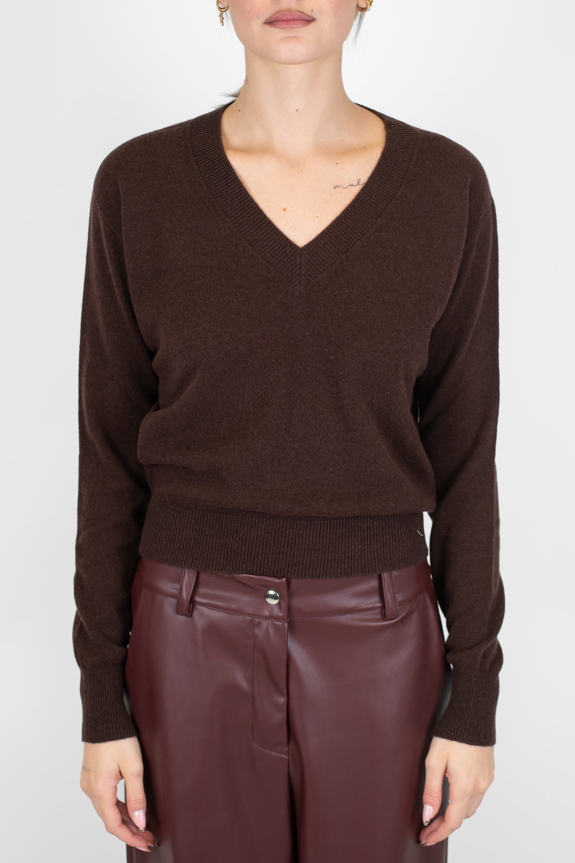 Tensione in - Maglia scollo a V in pura lana