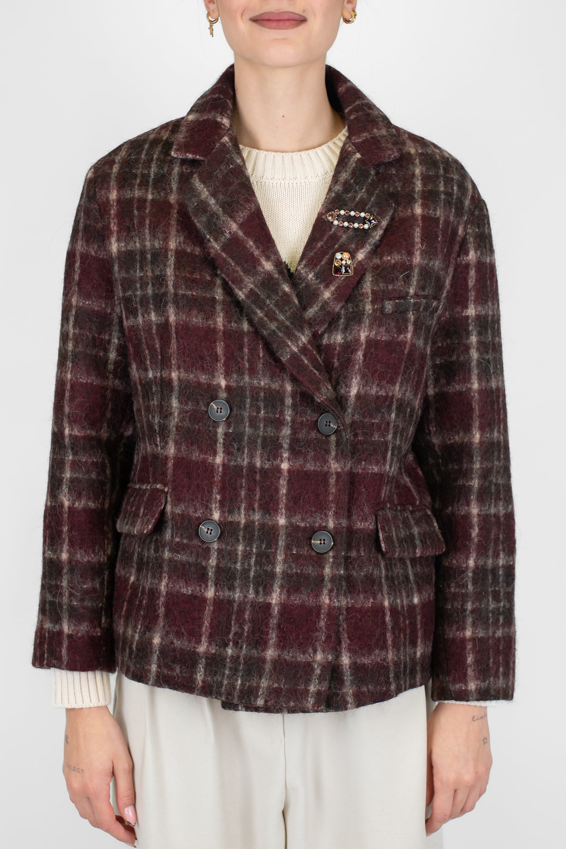 Tensione in - Giacca doppiopetto fantasia quadri in misto lana con spilla