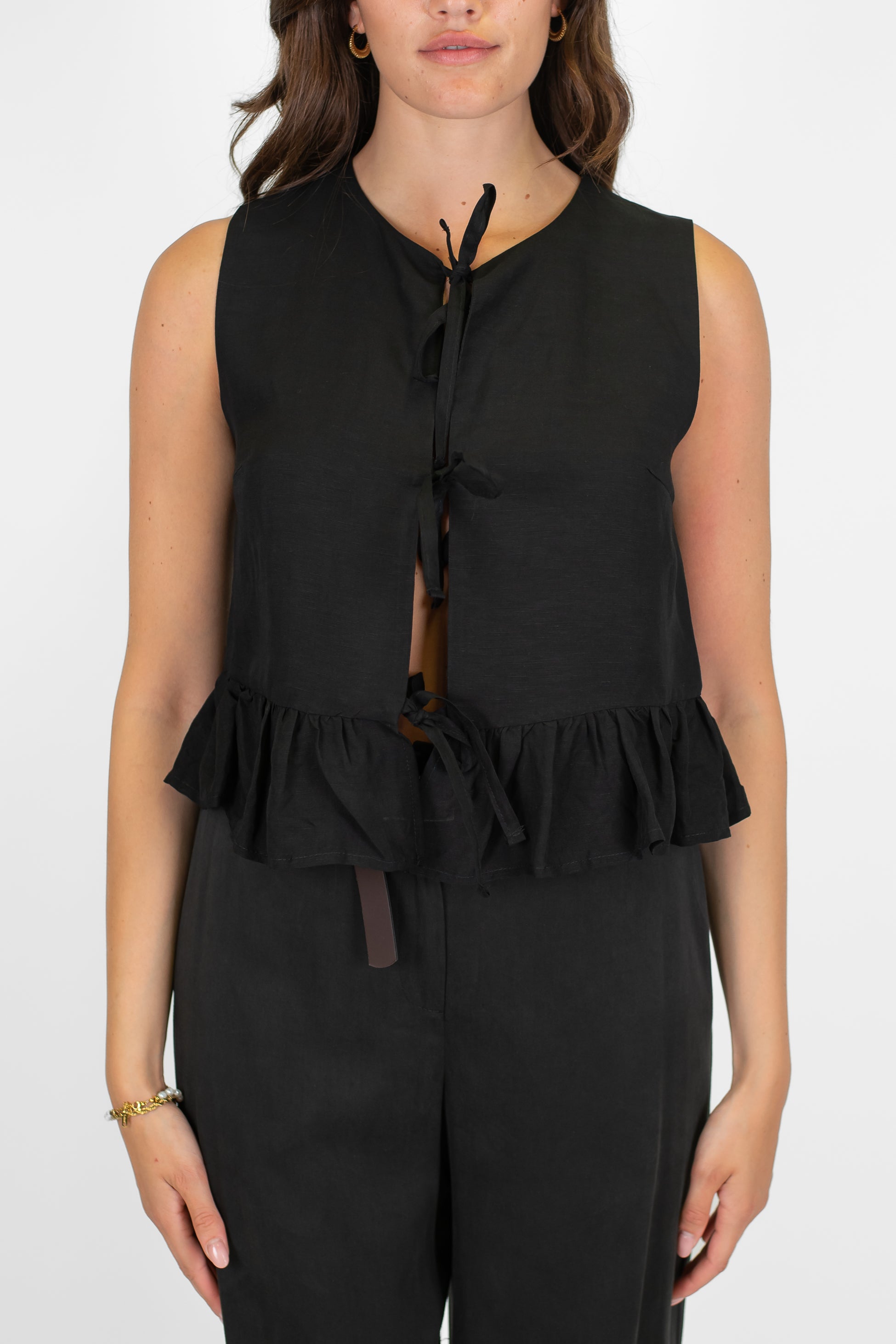 Tensione in - Gilet in misto lino e viscosa con chiusura laccetti e balza sul fondo