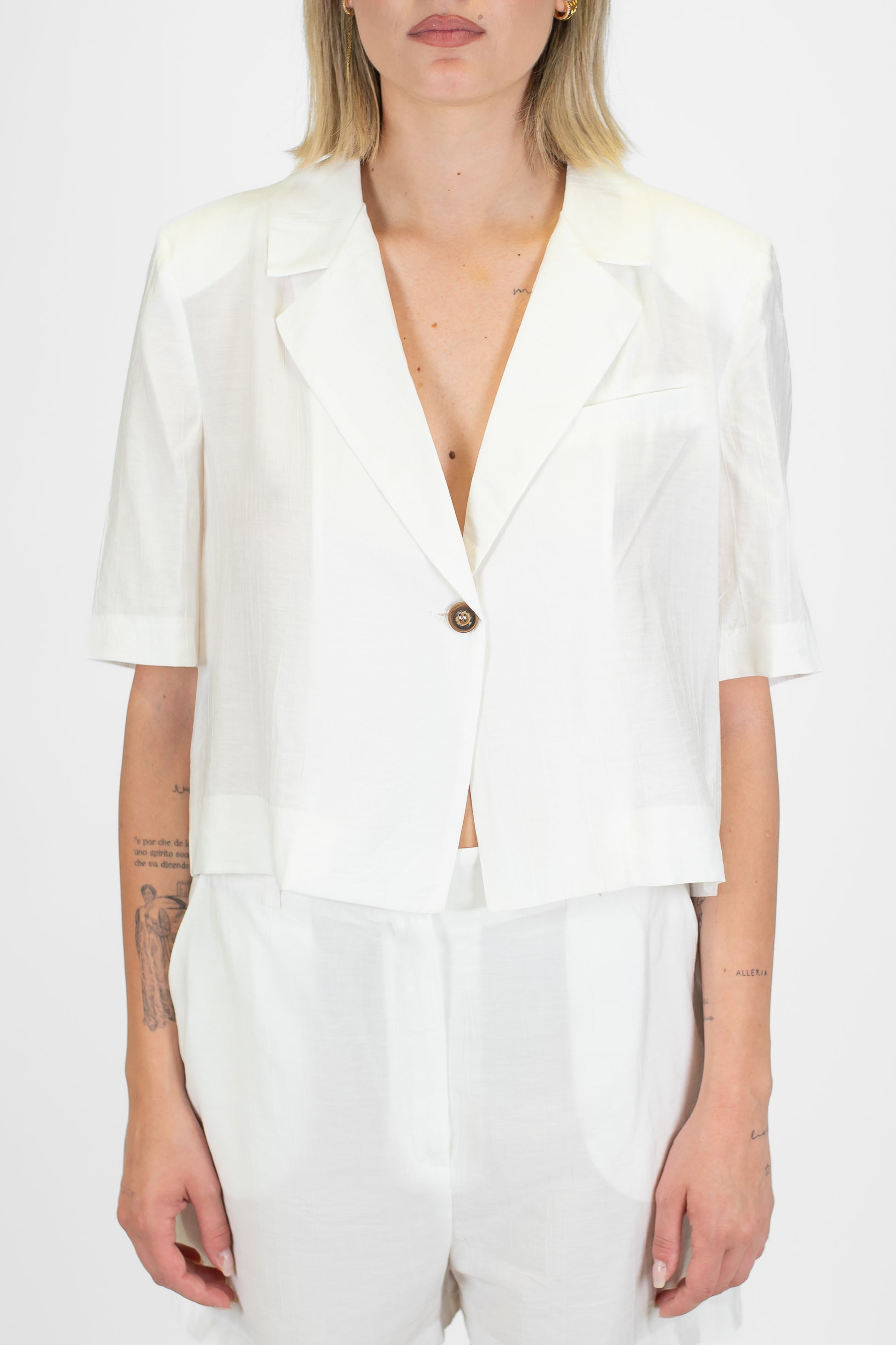 Tensione in - Coordinato in viscosa leggera con giacca crop sfoderata mezzamanica e bermuda