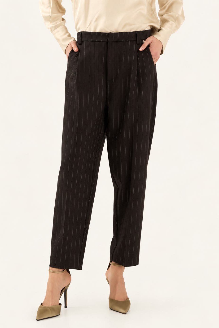 Souvenir - Tailleur gessato con giacca aperta e pantalone balloon in lana vergine