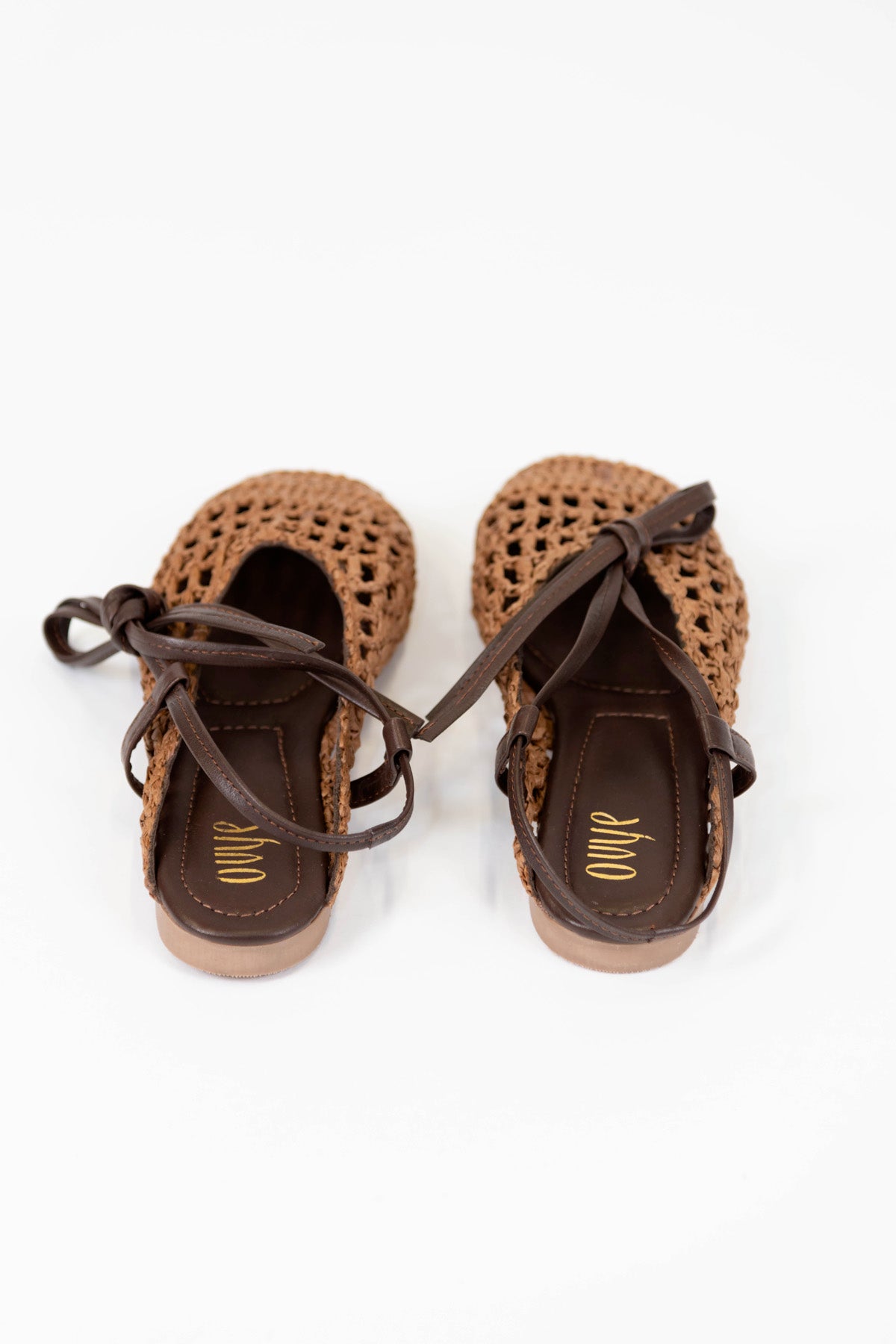 Ovyé - Sabot schiava in rafia traforata con cinturino in pelle