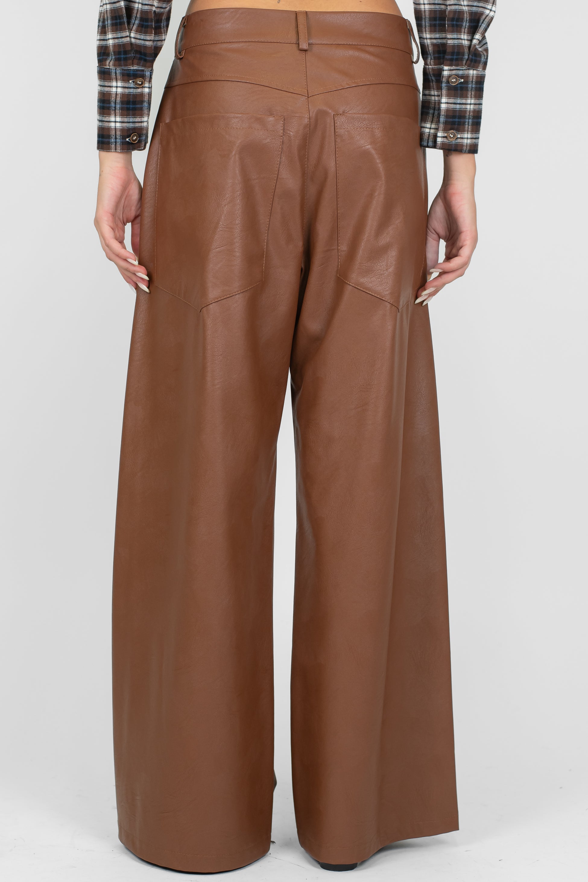 Tensione in - Pantalone palazzo in ecopelle modello Giusi con tasconi posteriori