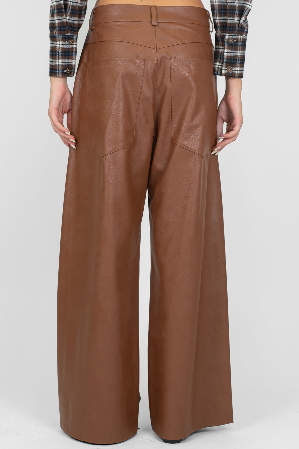 Tensione in - Pantalone palazzo in ecopelle modello Giusi con tasconi posteriori