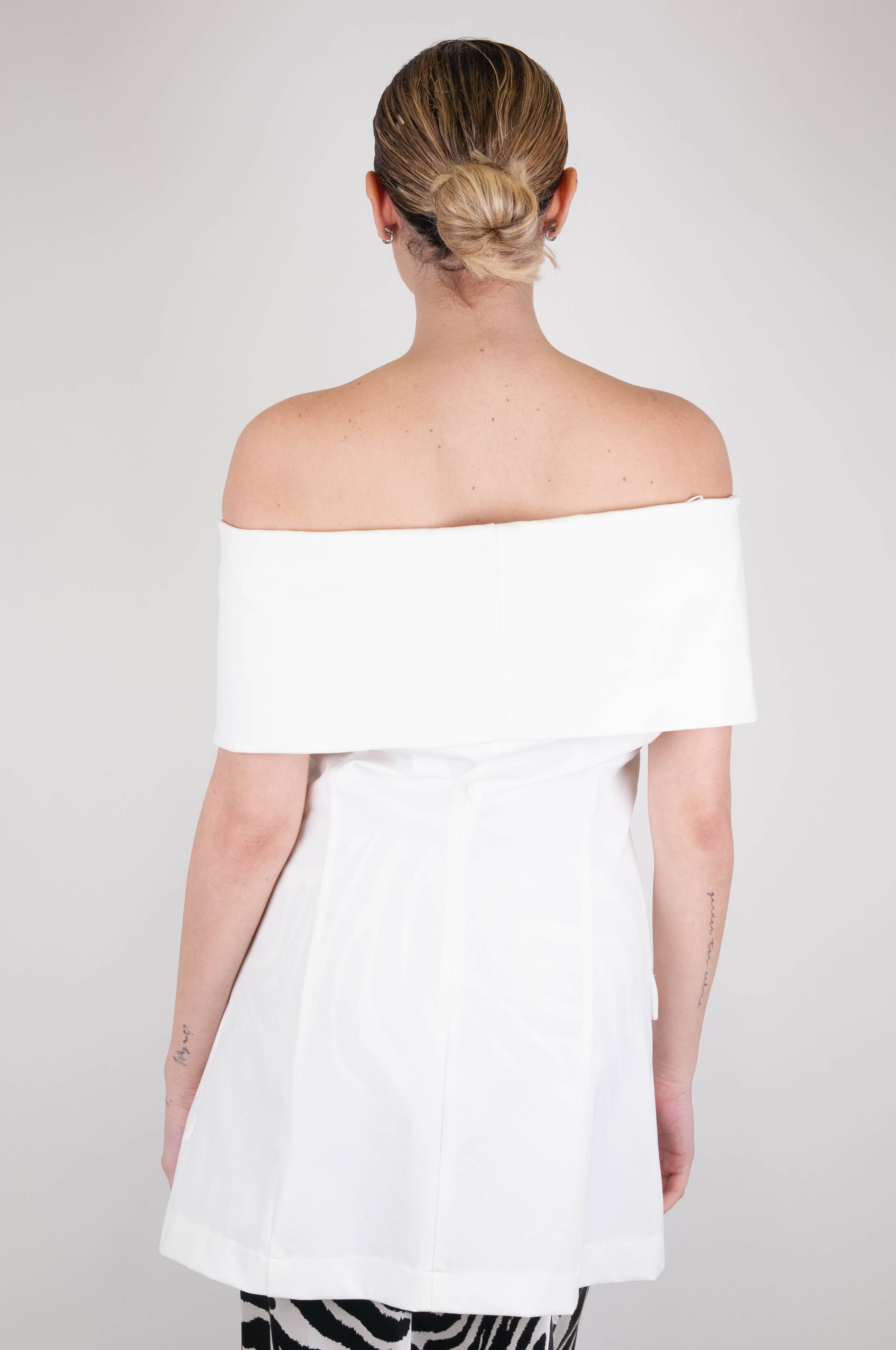 Dixie - Shiffer neckline jacket with button closure