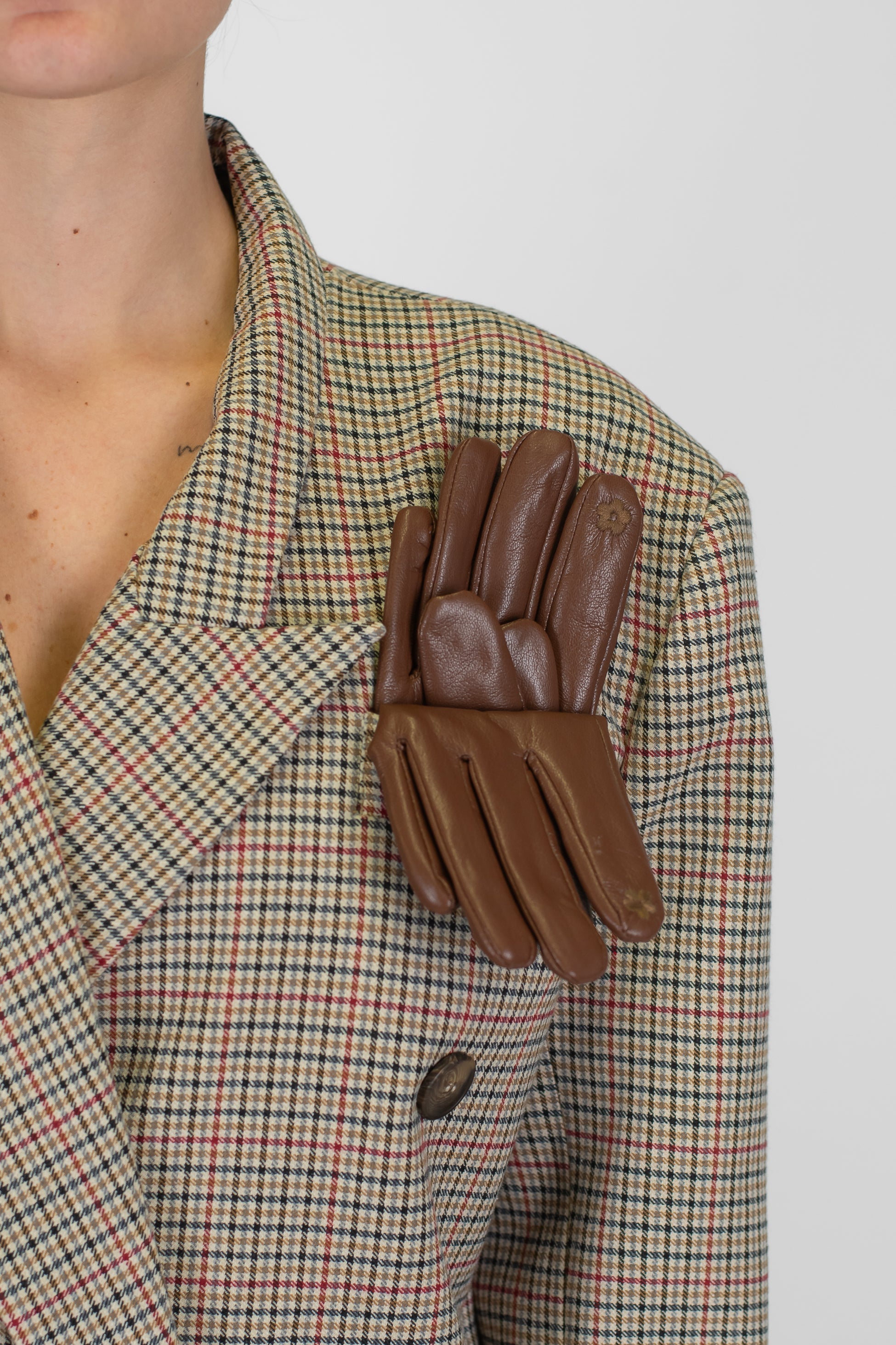 Tensione in - Giacca doppiopetto microfantasia quadri con rever ampio a lancia, spalline e guanti