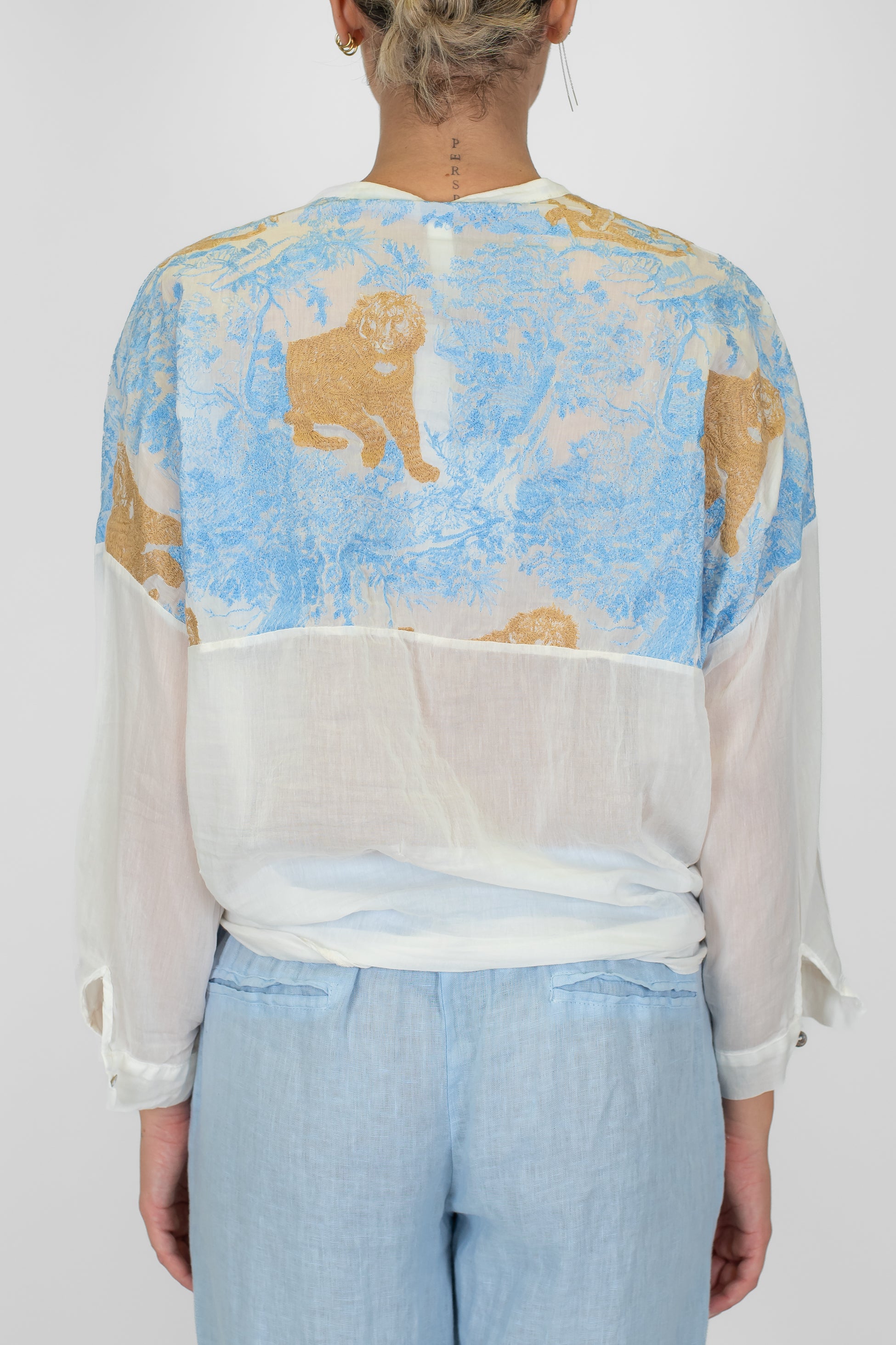 Tensione in - Camicia in mussola di cotone e seta con ricami