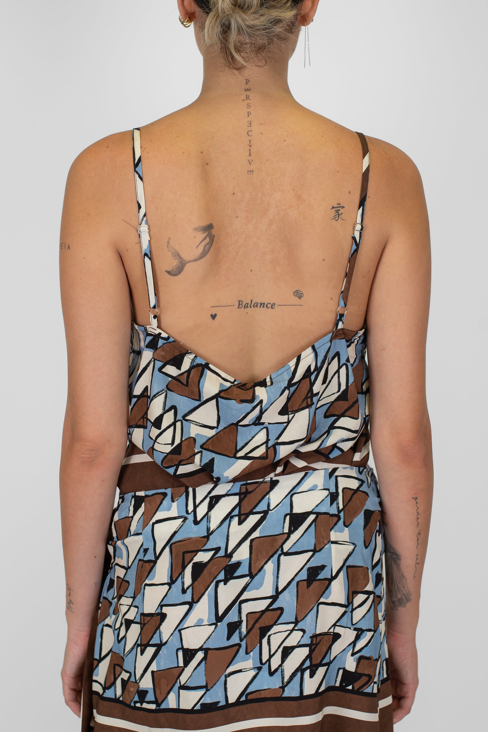 Tensione in- Top con bretelline fantasia astratta in viscosa