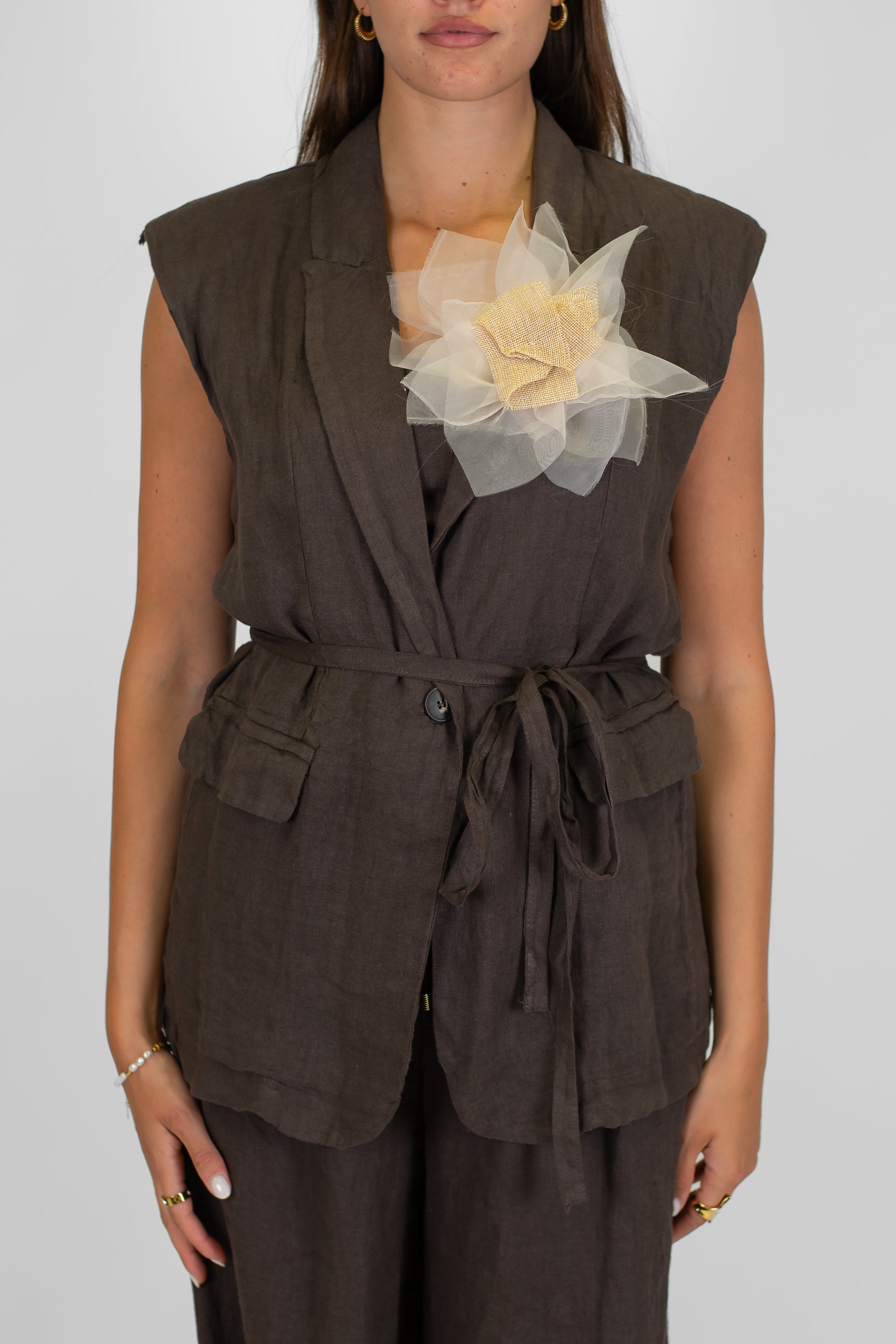 Tensione in - Giacca giromaniche in puro lino con spilla fiore e cintura in tessuto