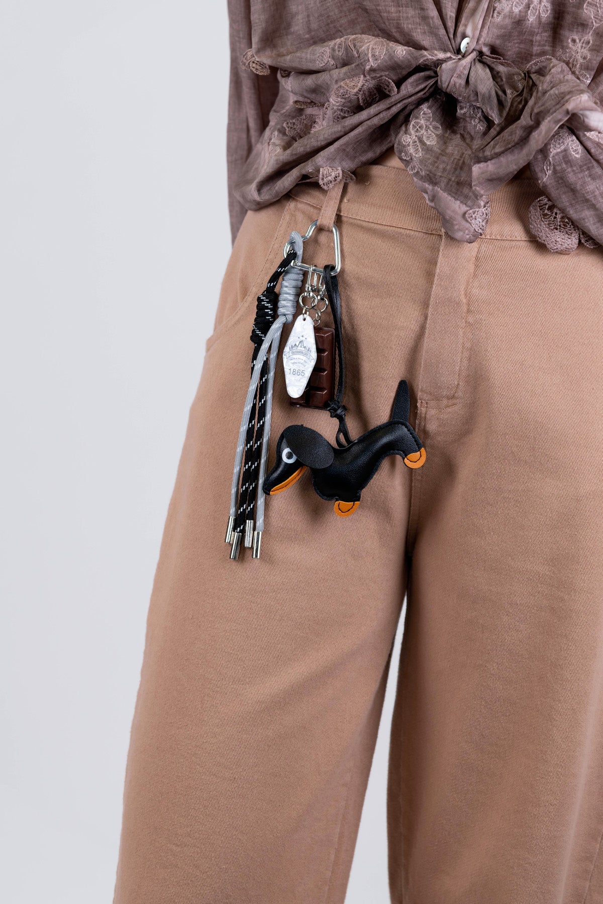 Motel - Pantalone in denim colorato con elastico sul retro e charms al passante