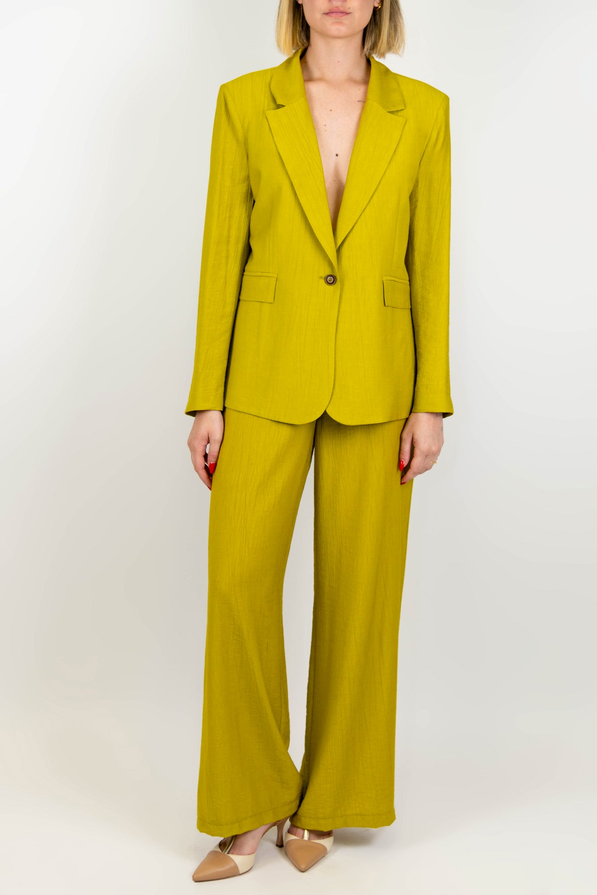 Tensione in - Tailleur in viscosa leggera con giacca monopetto e pantalone palazzo con elastico sul retro