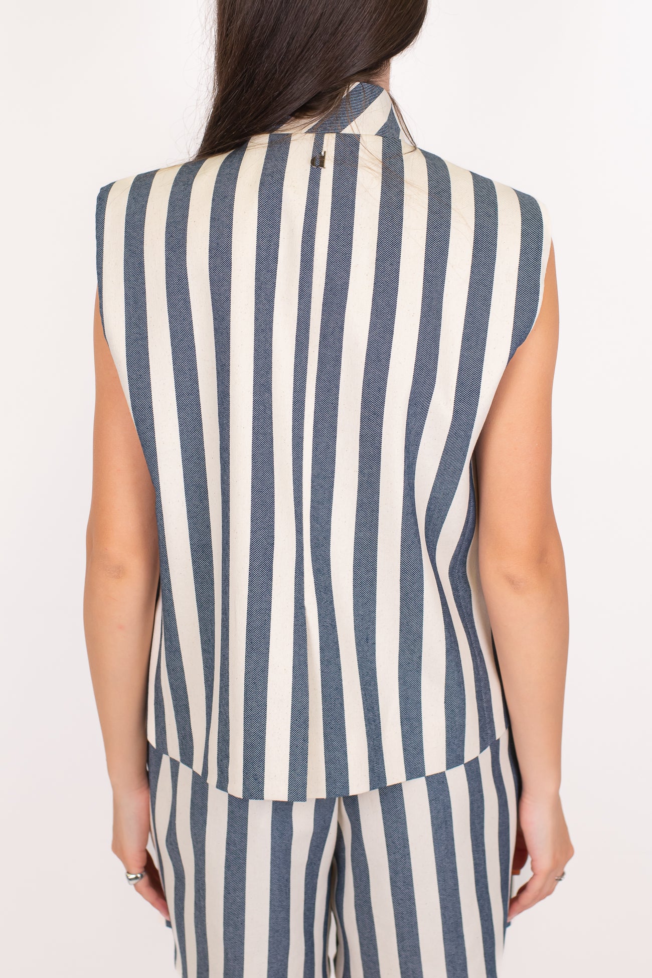 Dixie - Gilet fantasia a righe con collo coreano e chiusura asimmetrica alta ad un bottone