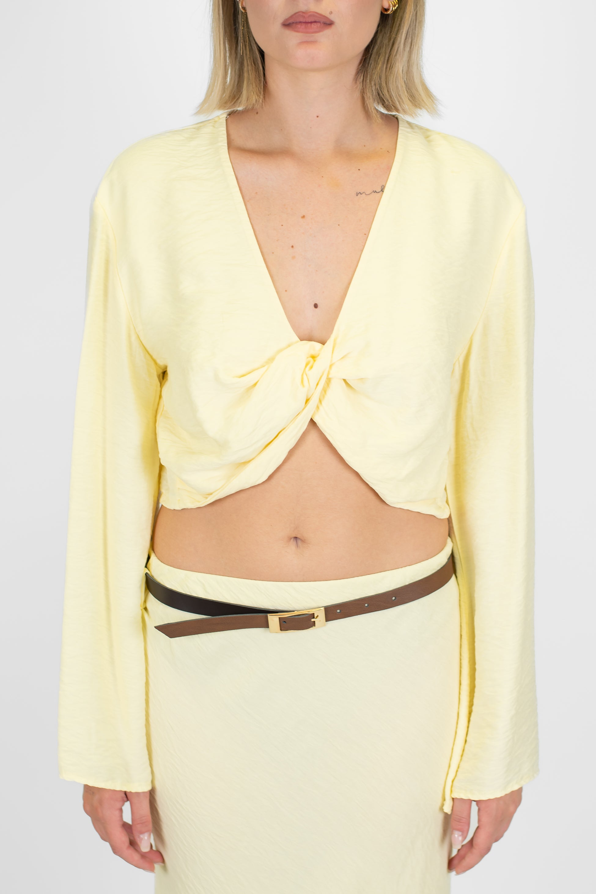 Haveone - Blusa crop in viscosa leggera annodata al centro