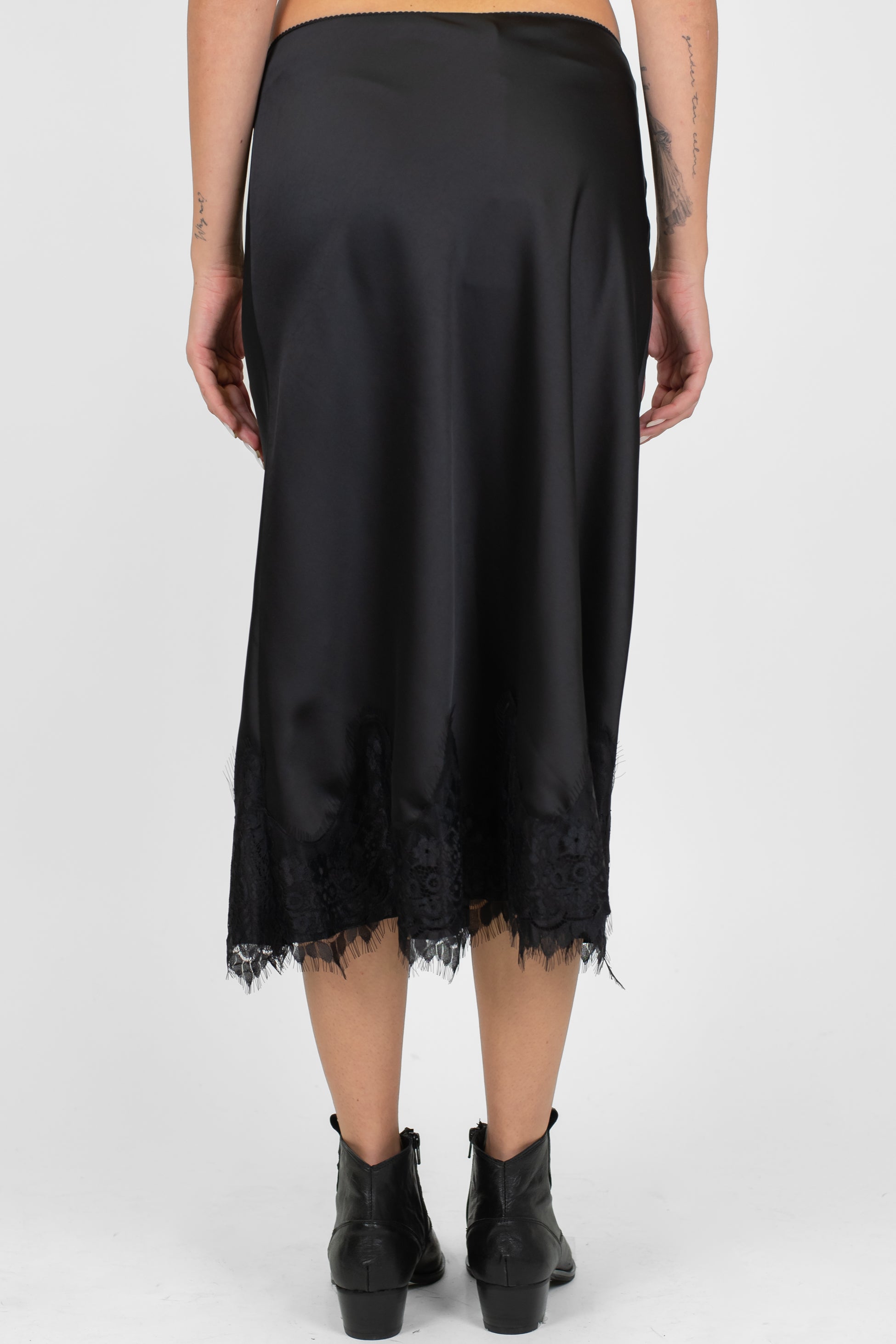 Tensione in - Gonna in satin con orlo in pizzo sul fondo