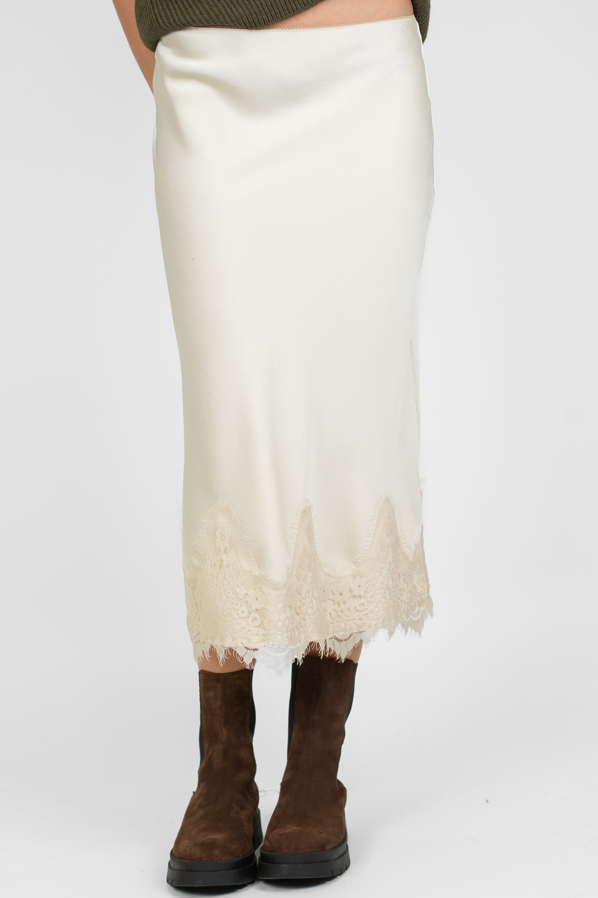 Tensione in - Gonna in satin con orlo in pizzo sul fondo