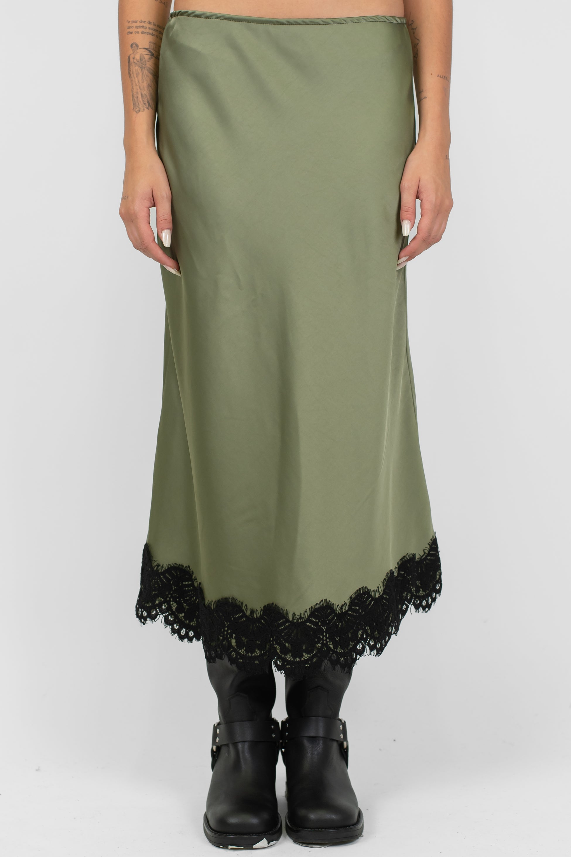 Tensione in - Gonna in satin con orlo a contrasto in pizzo