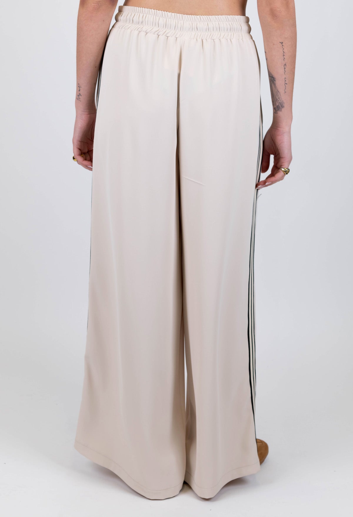 Tensione in - Pantalone palazzo in tessuto fluido con coulisse e banda laterale