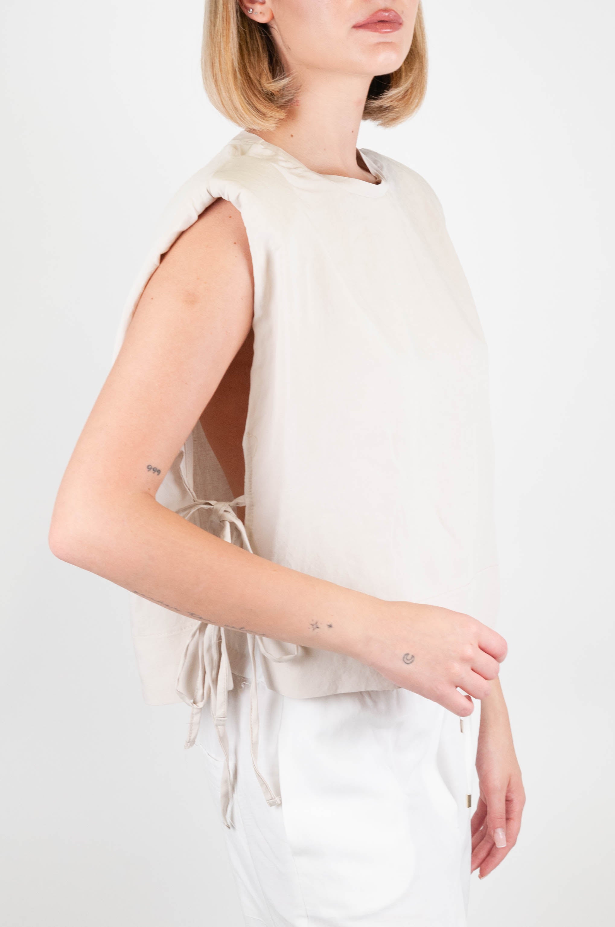 Tensione in - Top in misto lino con spalline e fiocchi laterali