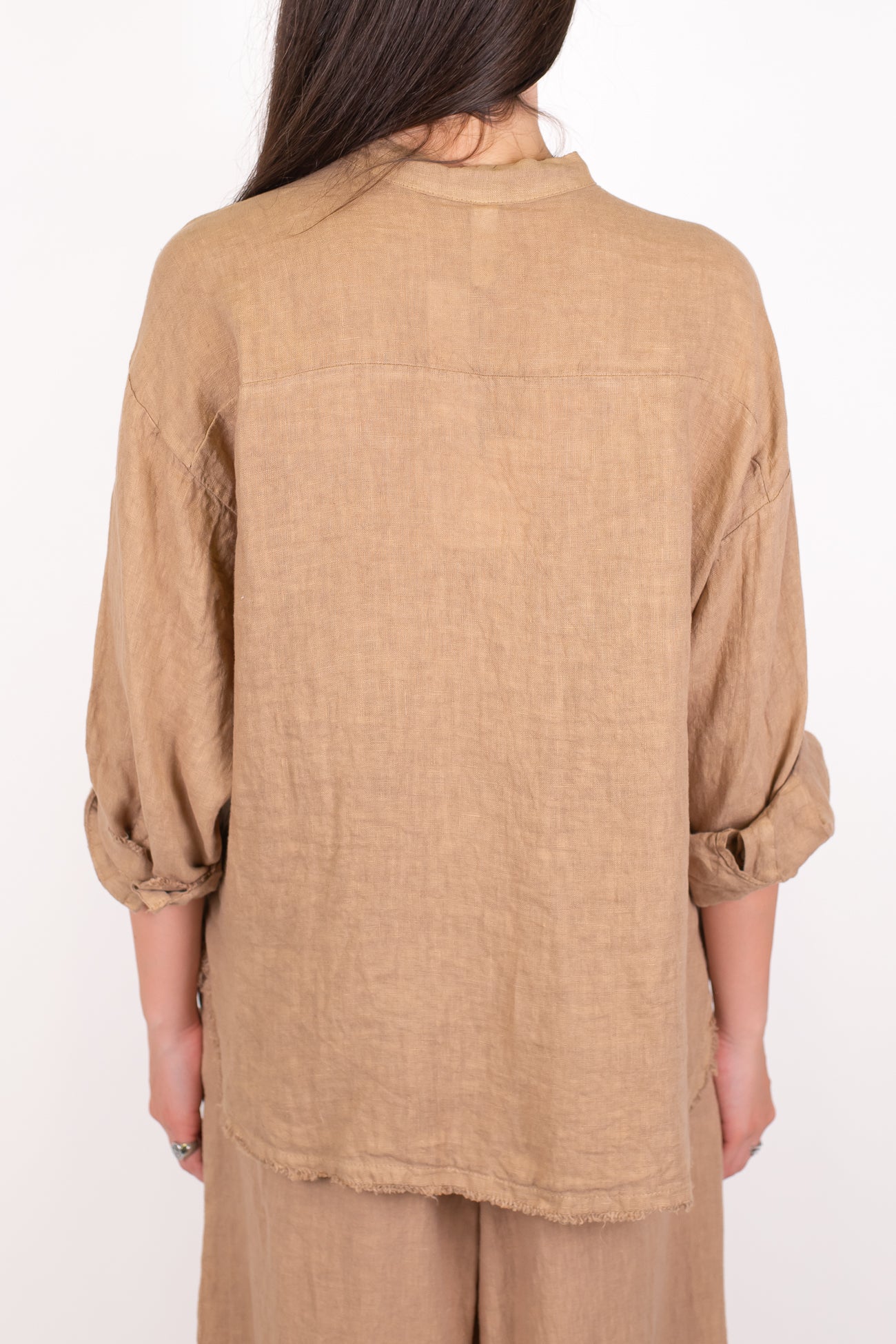 Tensione in - Camicia in puro lino con collo coreano e taschino