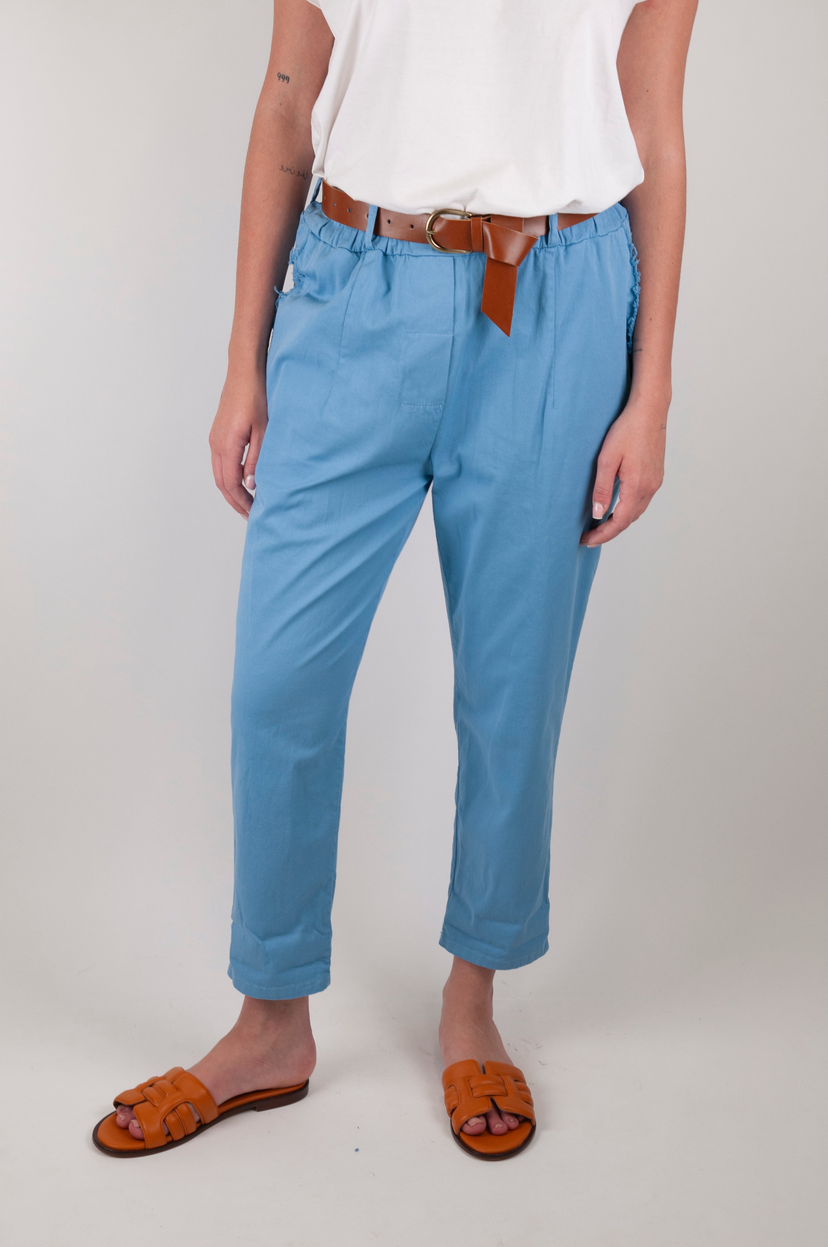 Tensione in - Pantalone slim con tasca sfrangiata