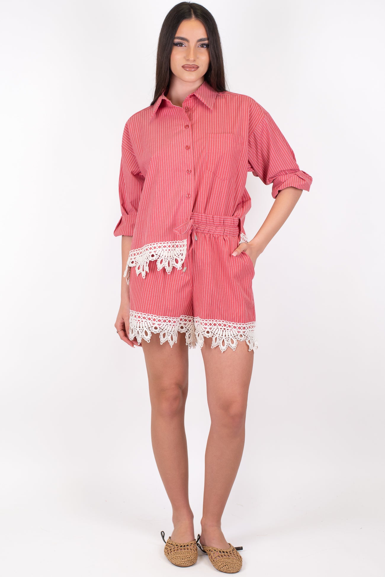 Motel - Coordinato camicia e shorts fantasia a righe con pizzo sul fondo