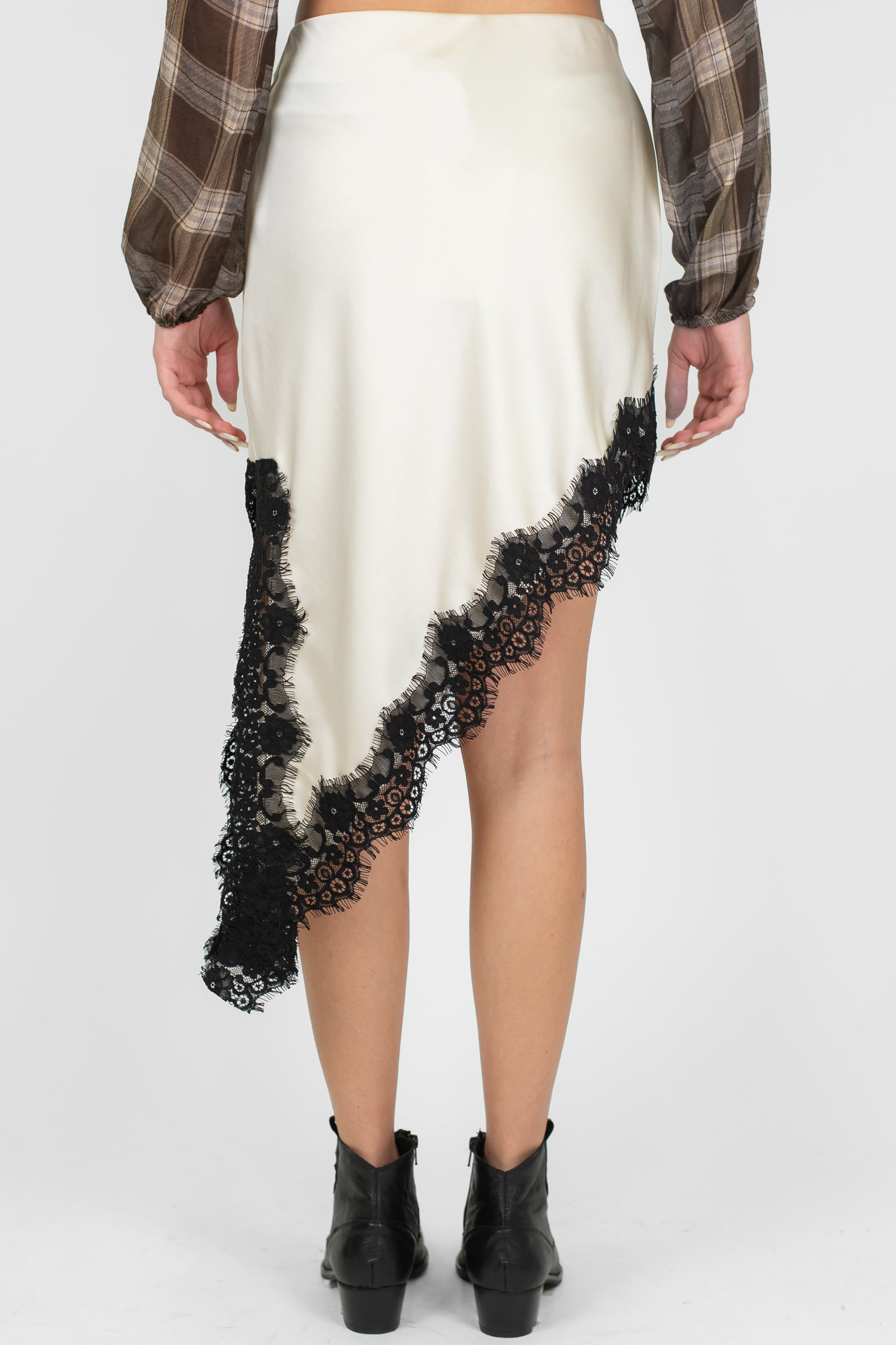 Motel - Minigonna asimmetrica in satin con orli in pizzo