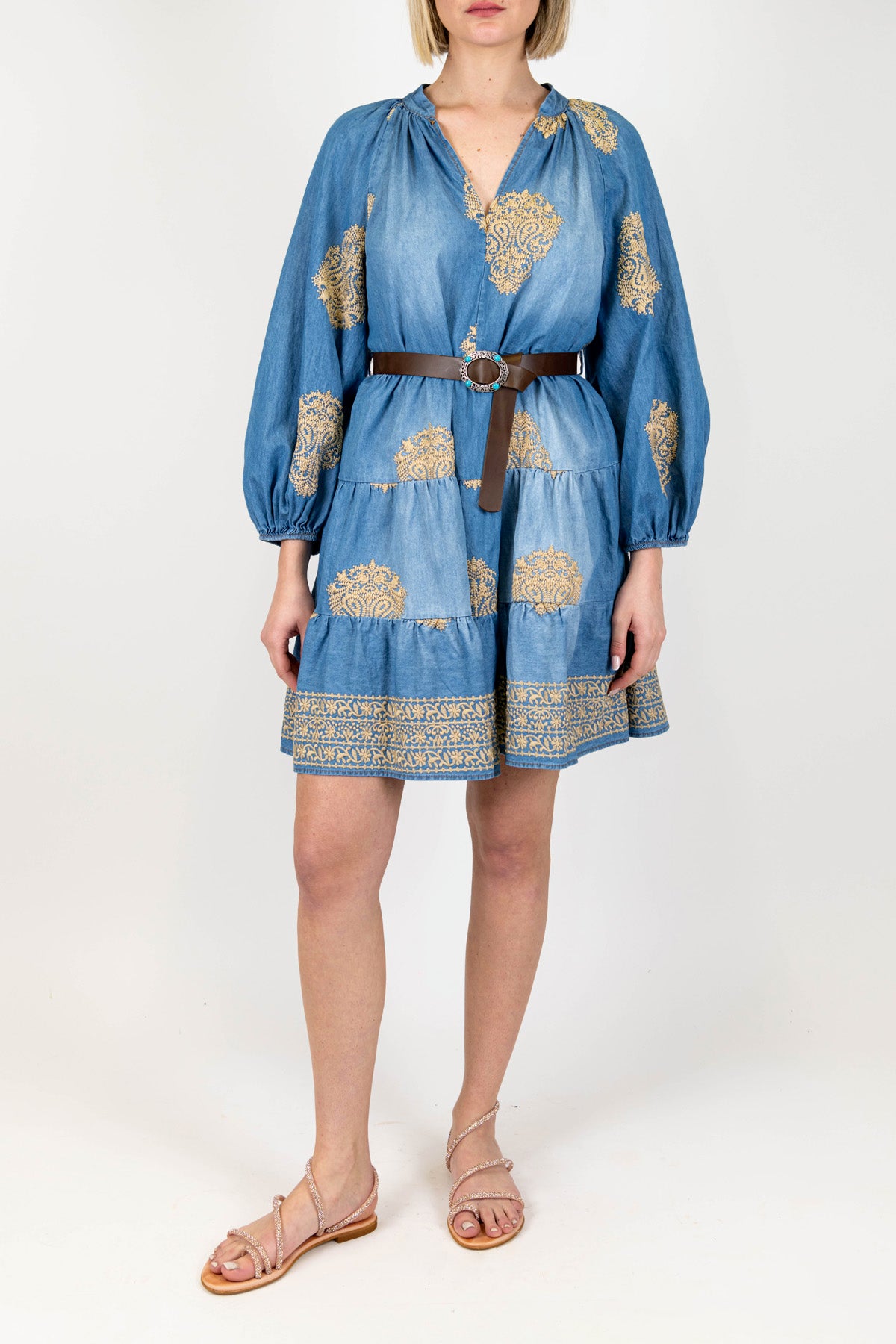 Tensione in - Abito corto scollo a V in chambray con ricami a constrasto