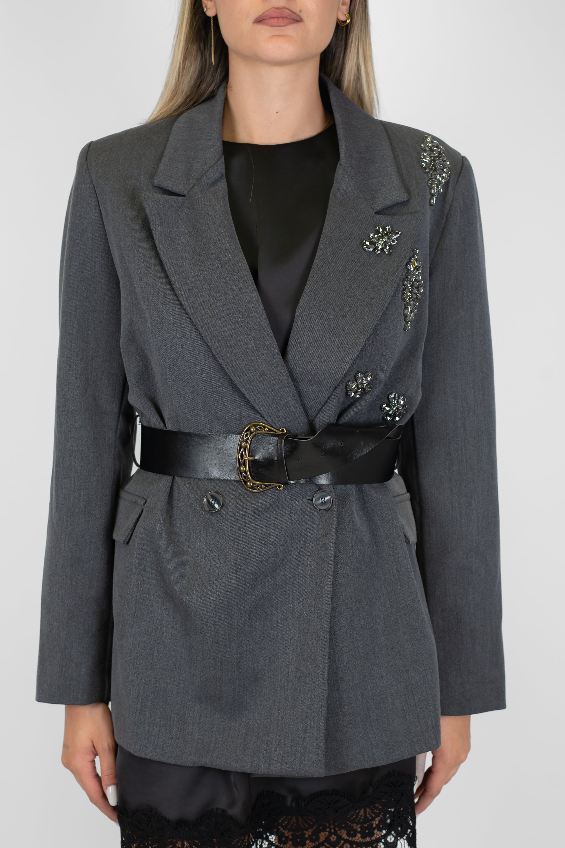 Dixie - Giacca doppiopetto con spille gioiello e cinturone in vita