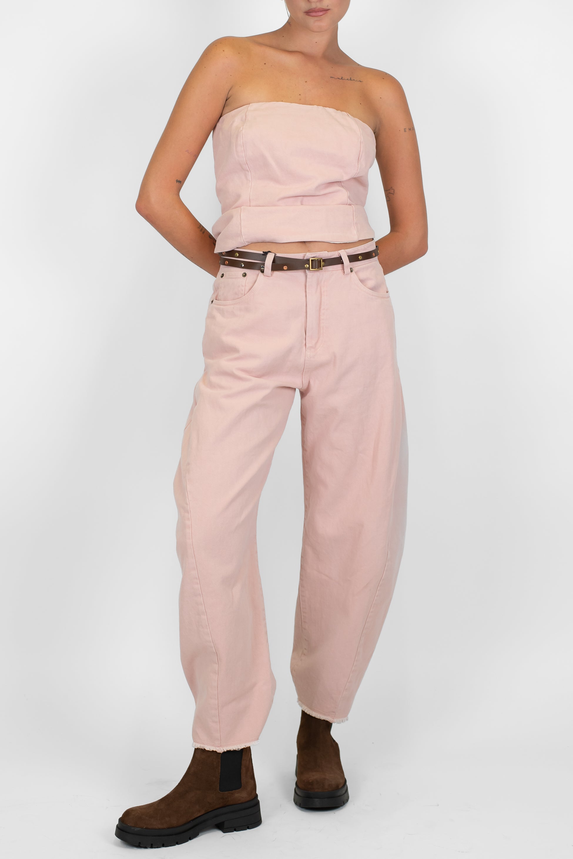 Tensione in - Pantalone balloon in denim colorato con fondo sfrangiato