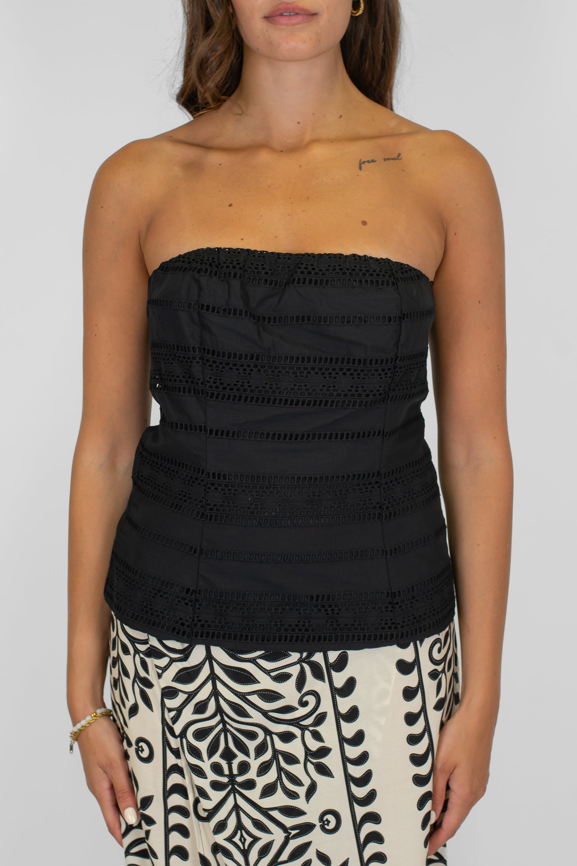 Tensione in - Top a fascia con ricami in pizzo sangallo