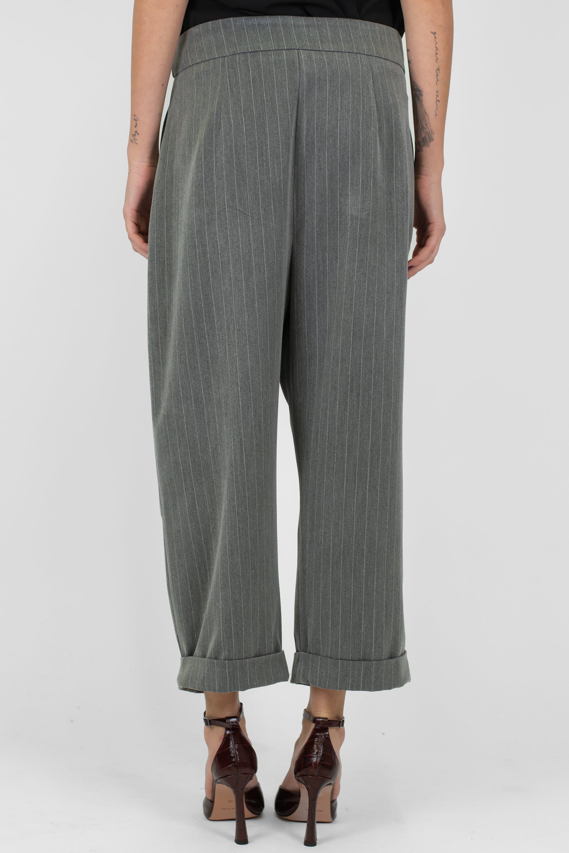 Tensione in - Pantalone regular crop gessato con pinces