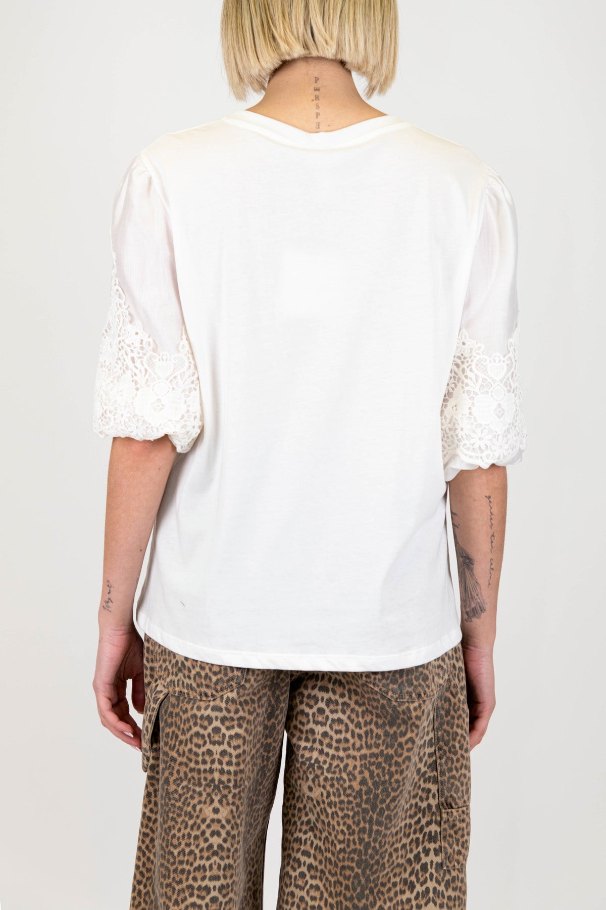 Tensione in - T-shirt con manica crochet