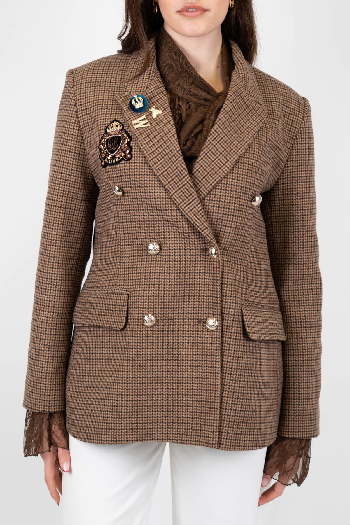 Tensione in - Giacca doppiopetto fantasia micro pied de poule in misto lana con patch e spille