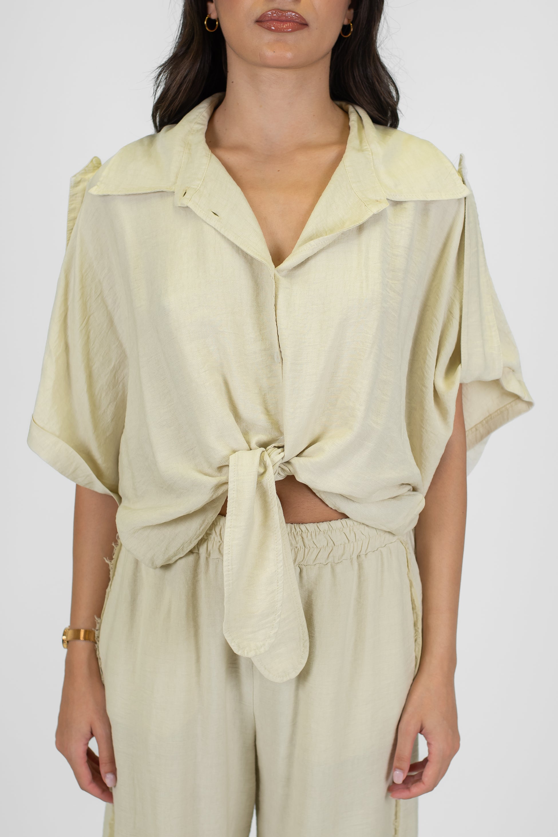 Tensione in - Camicia in viscosa leggera con rever ampio a lancia e nodo sul fondo