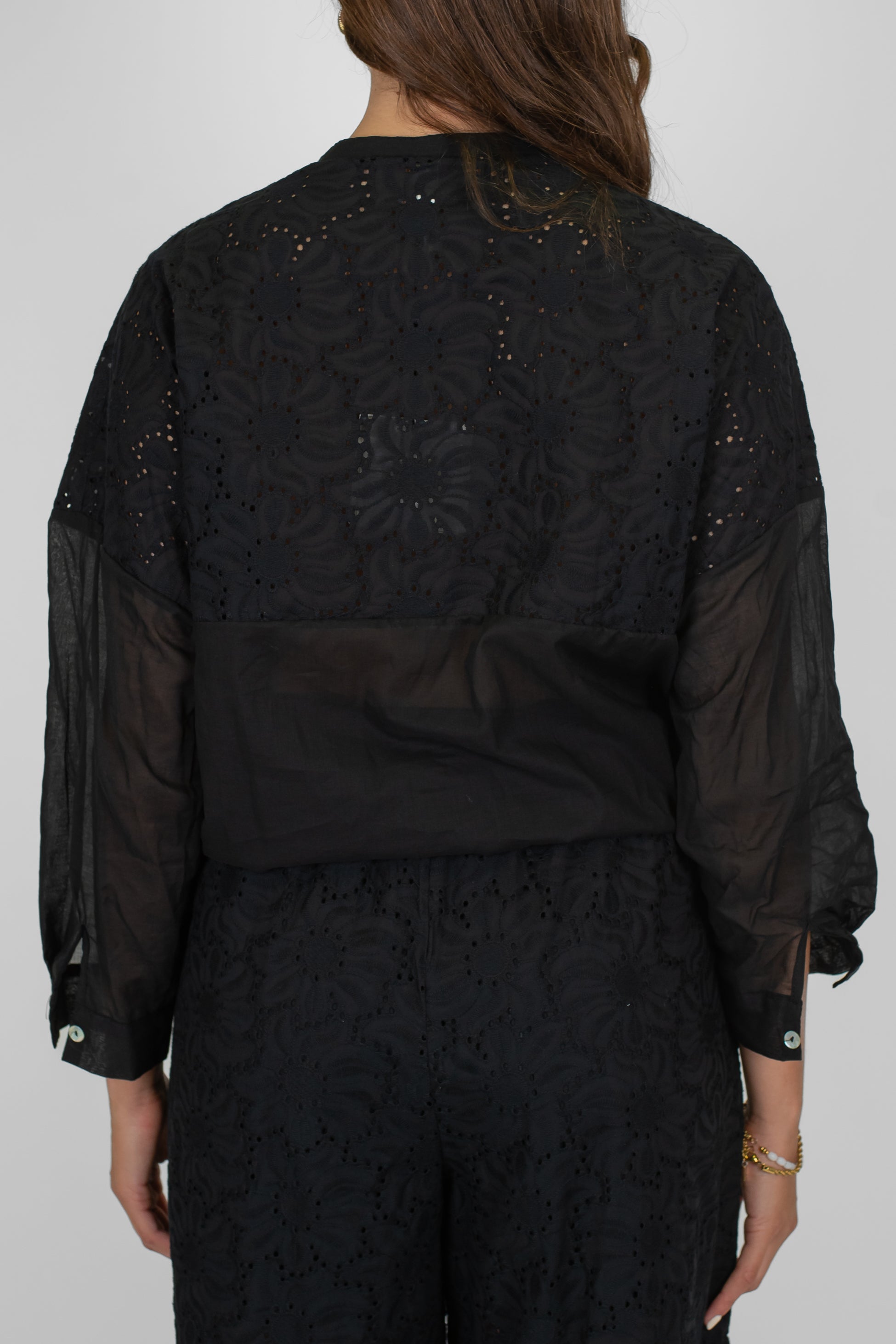 Tensione in - Camicia collo coreano in pizzo sangallo con manica tre quarti