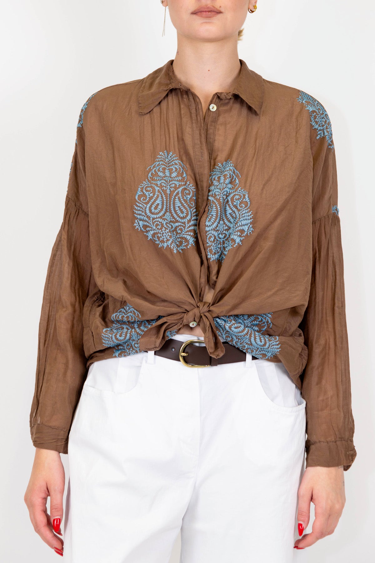 Tensione in - Camicia in misto seta con ricami a contrasto