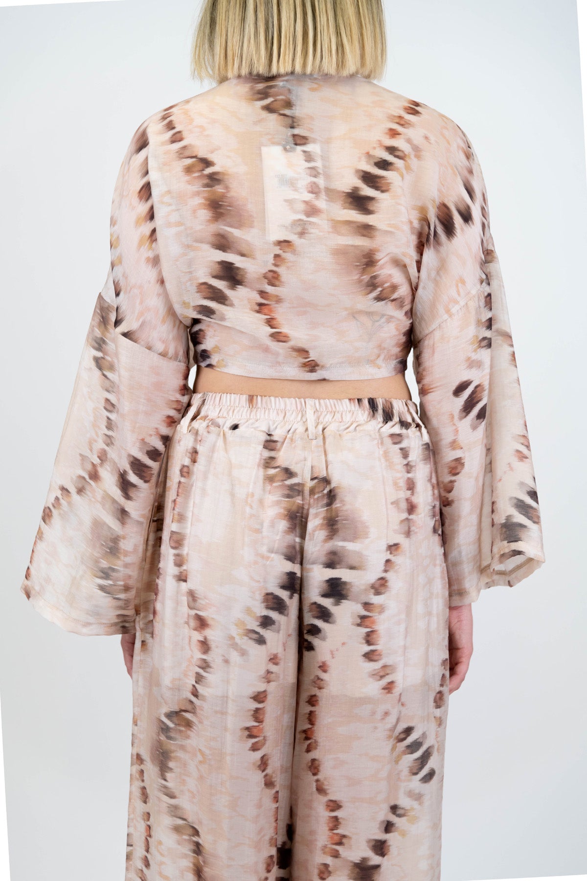 Haveone - Blusa crop fantasia astratta in lyocell con manica lunga e nodo al centro