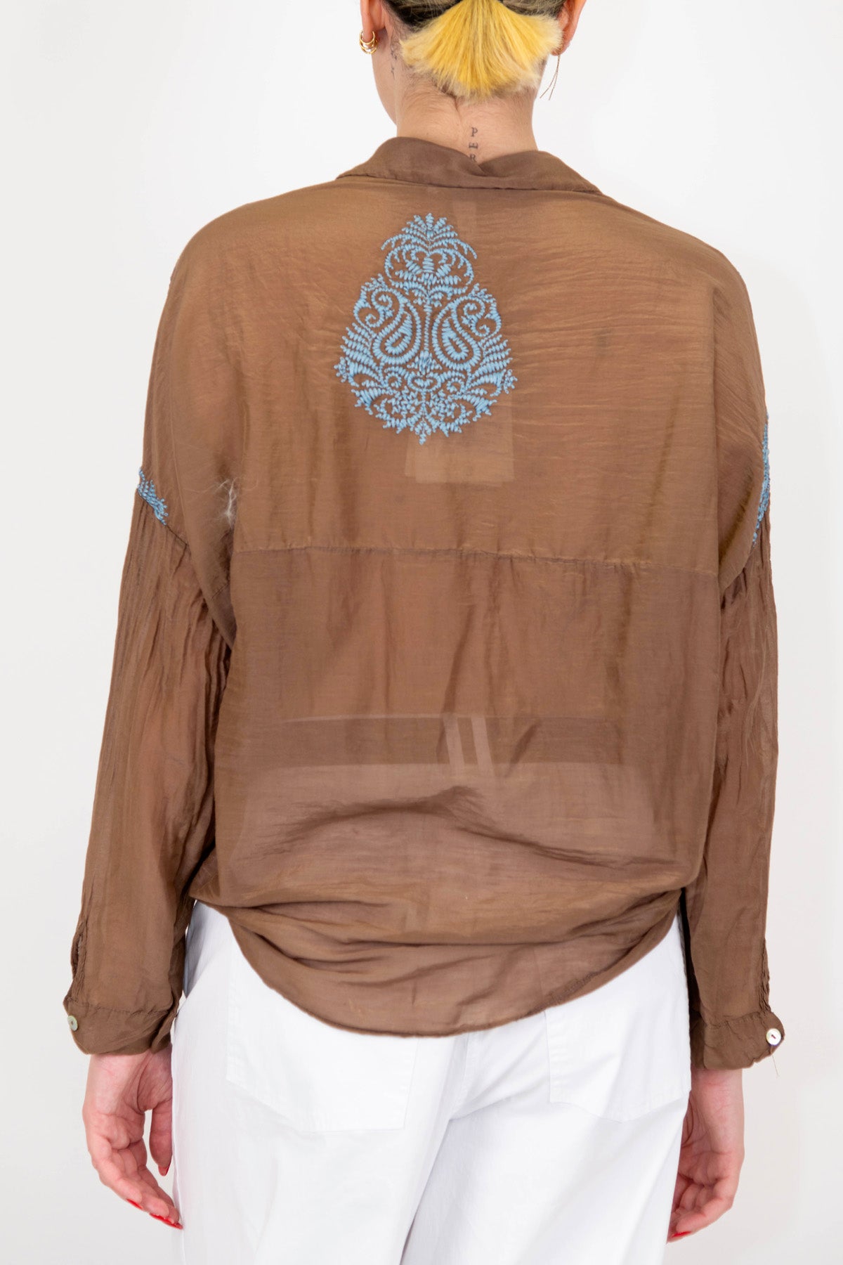 Tensione in - Camicia in misto seta con ricami a contrasto