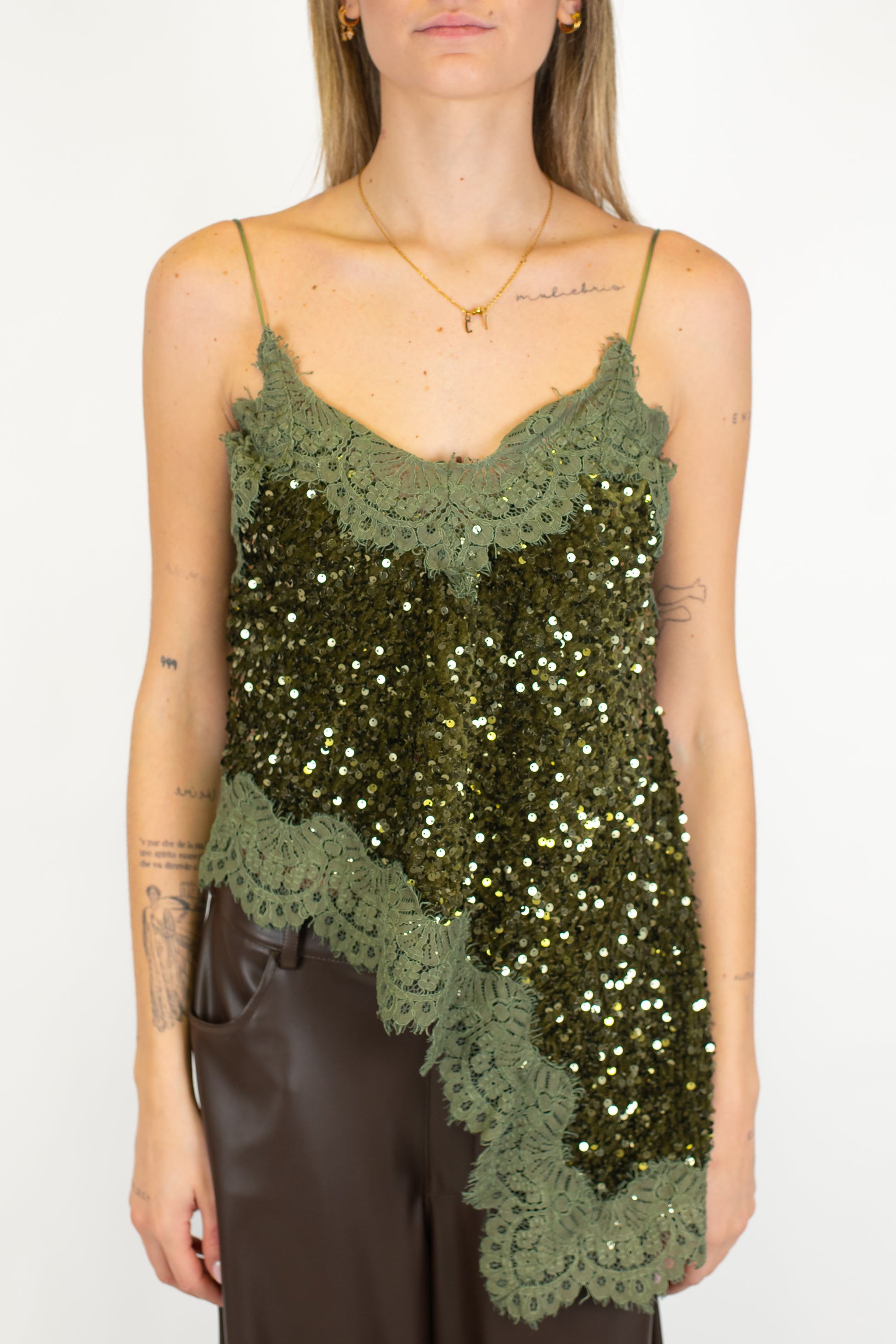 Tensione in - Top paillettes asimmetrico con orli in pizzo