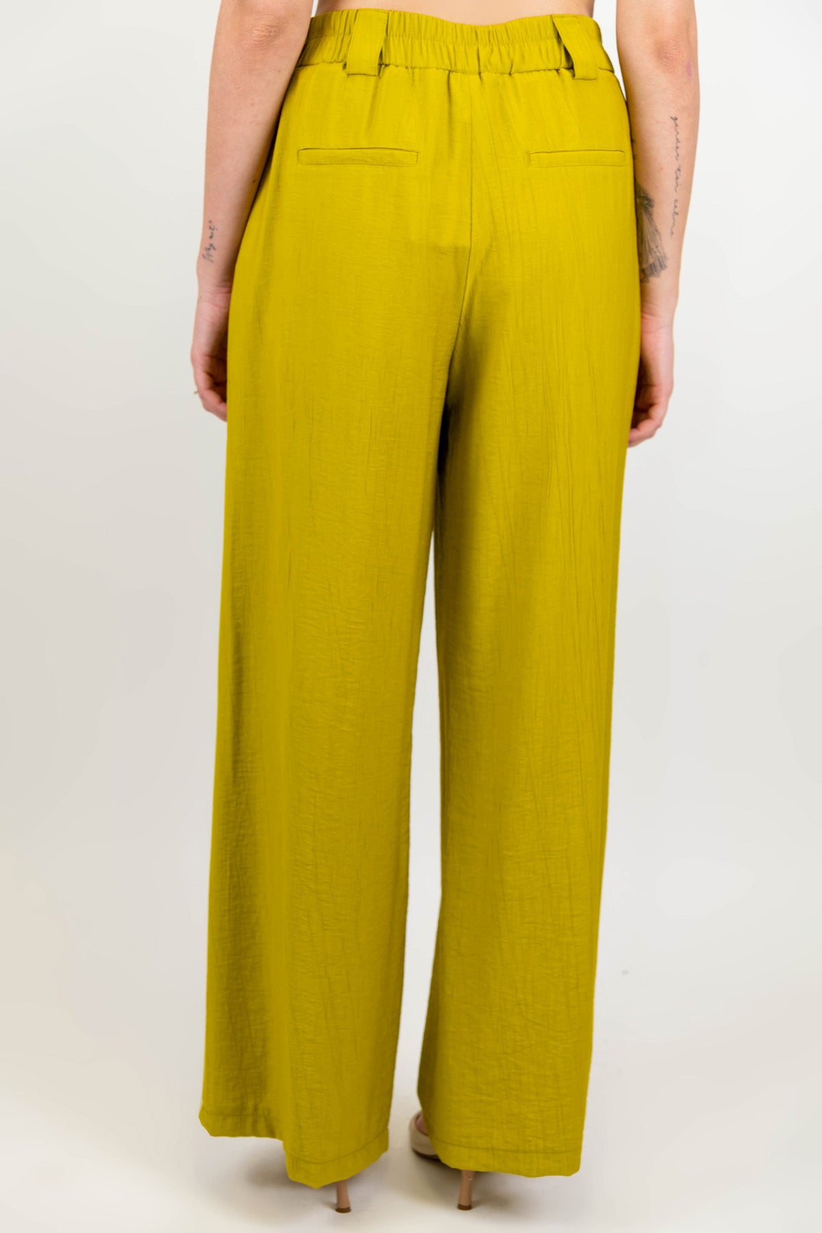 Tensione in - Tailleur in viscosa leggera con giacca monopetto e pantalone palazzo con elastico sul retro