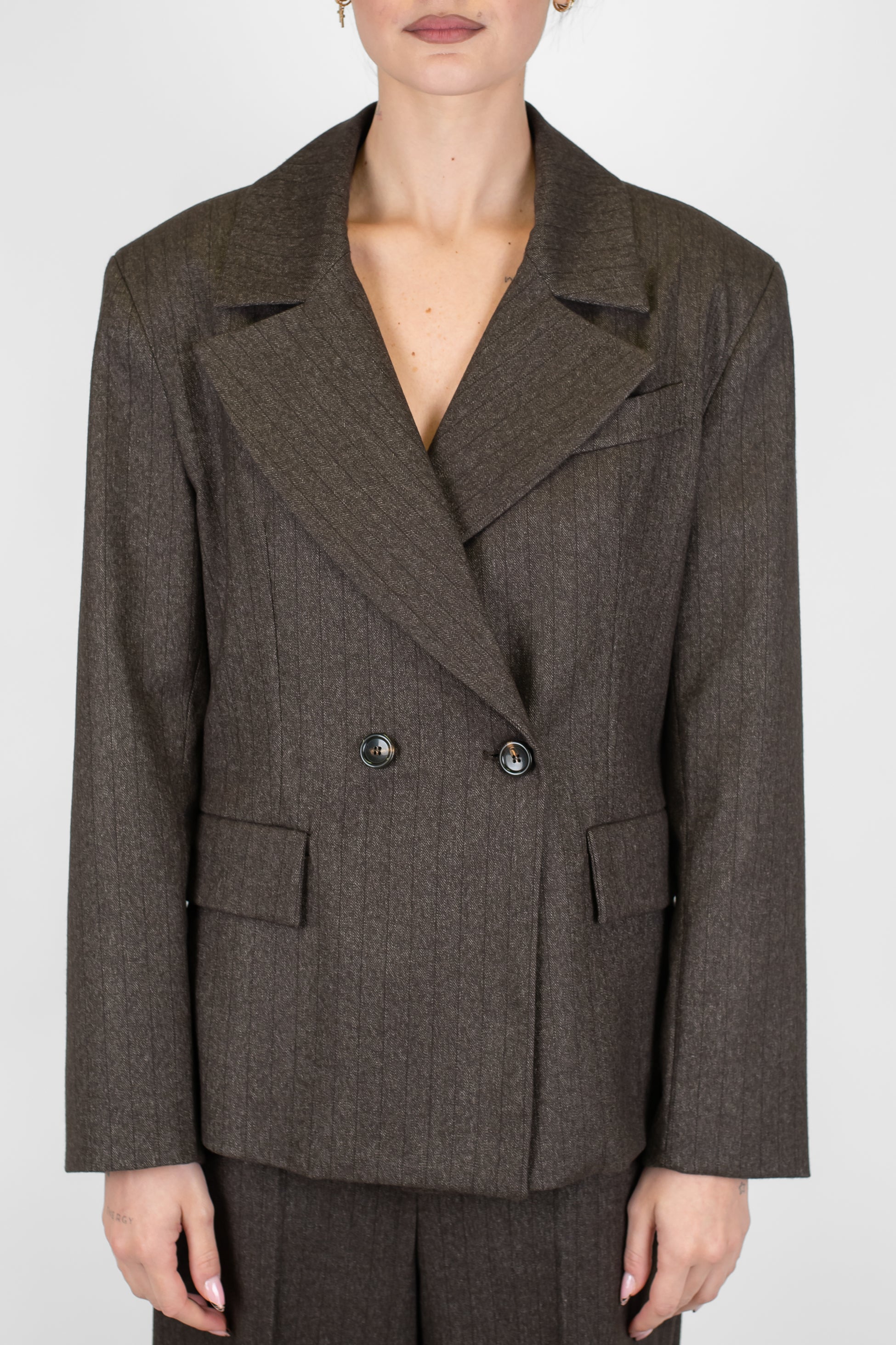 Tensione in - Giacca doppiopetto gessata con rever ampio a lancia