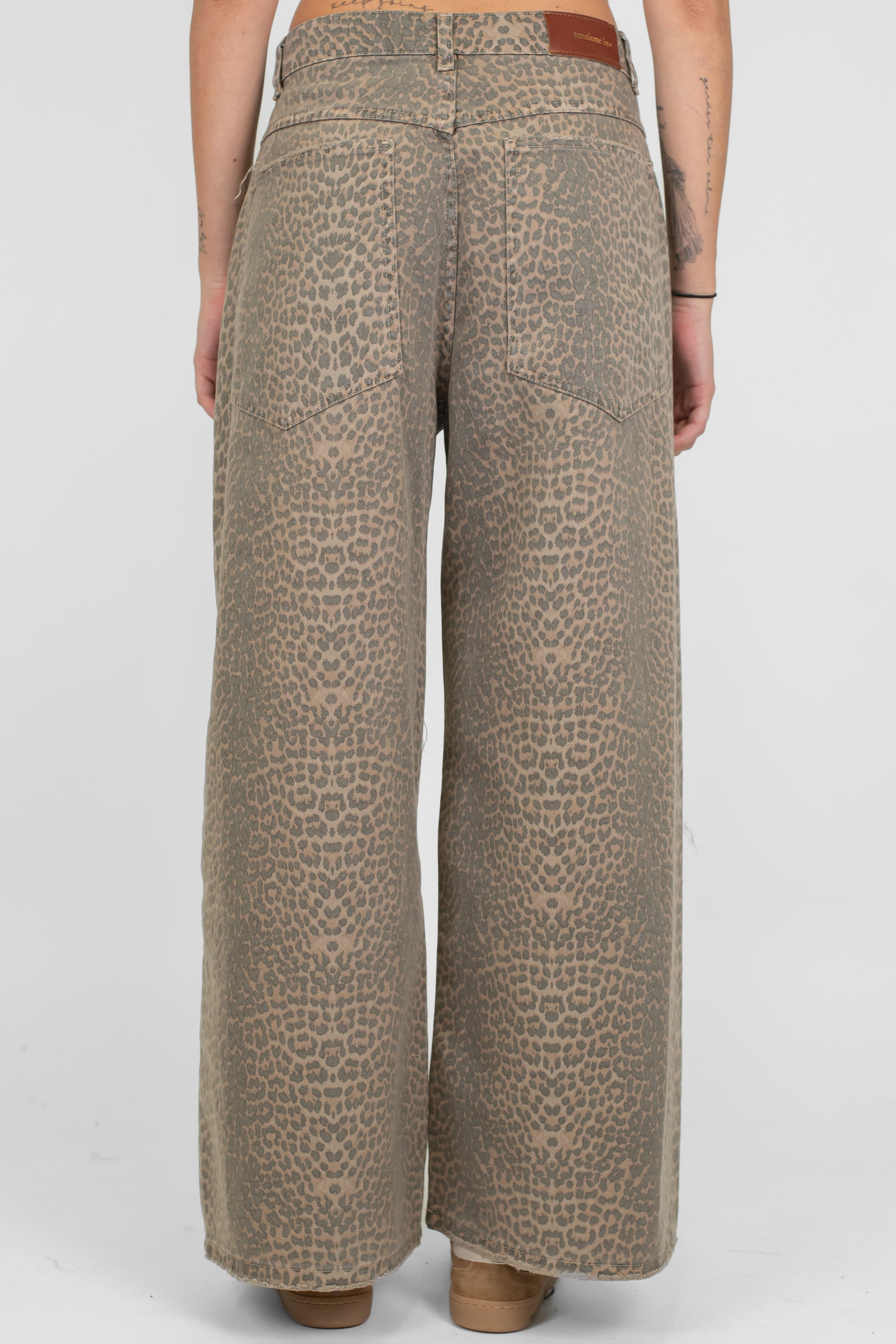 Tensione in - Pantalone palazzo in denim fantasia animalier modello Giusi