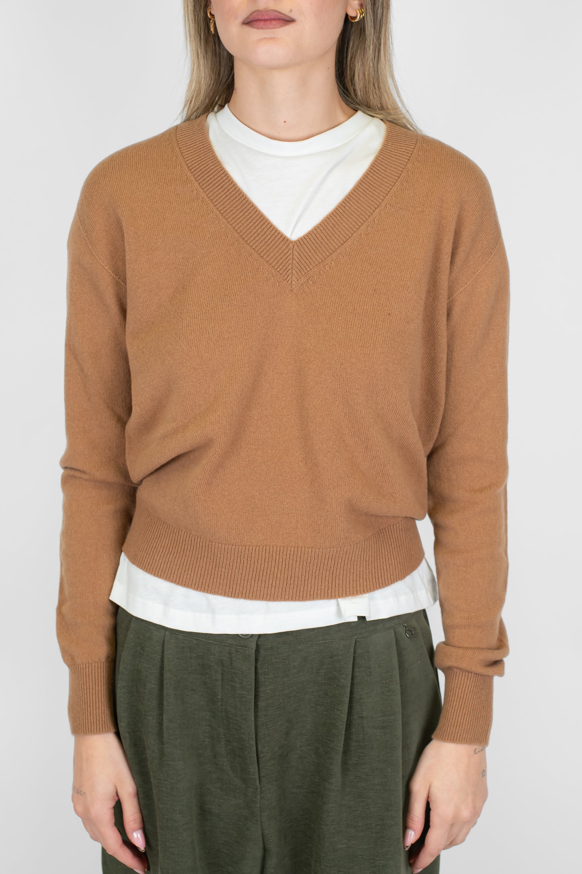 Tensione in - Maglia scollo a V in pura lana