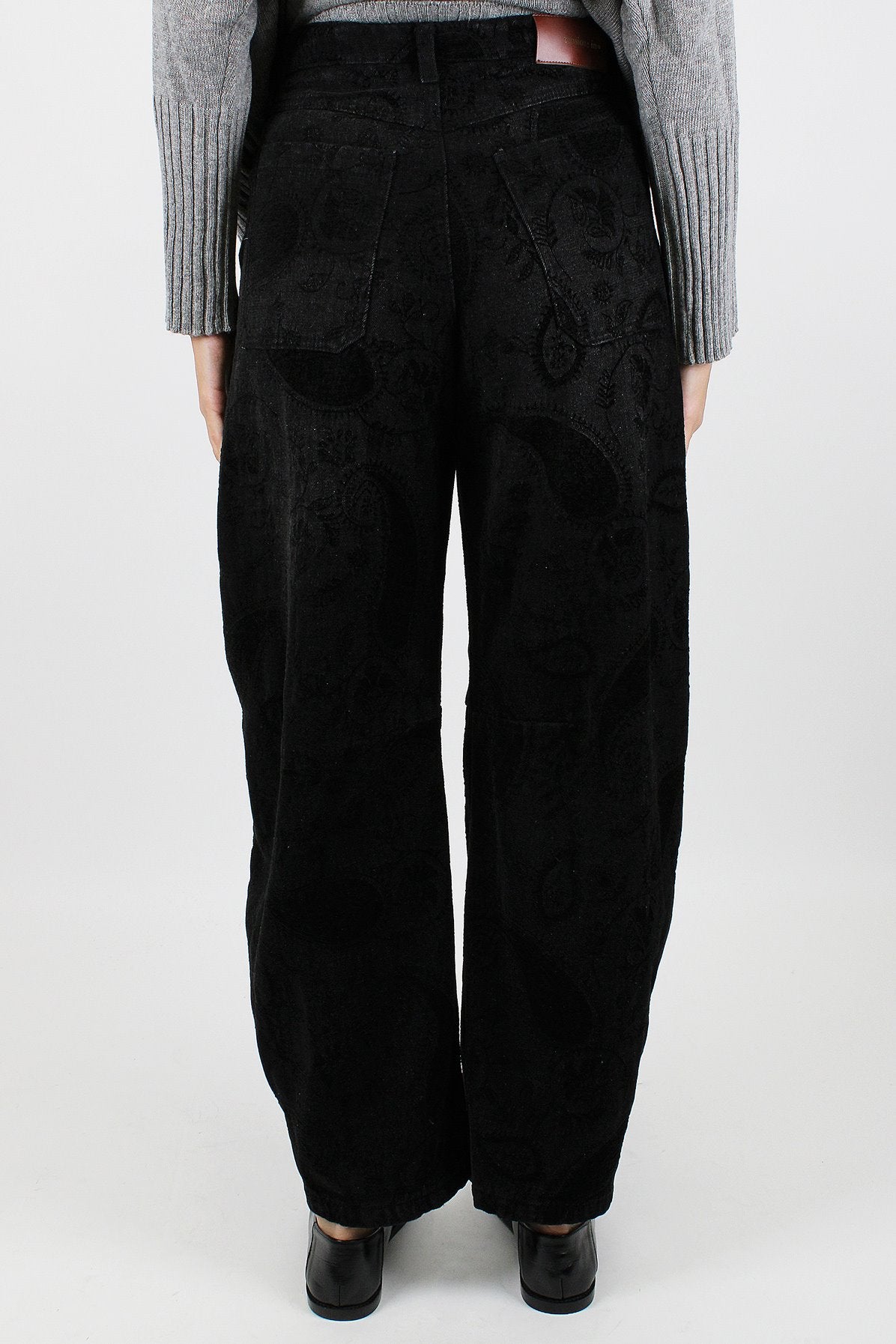 Tensione in - Pantalone balloon in denim colorato con ricami tono su tono